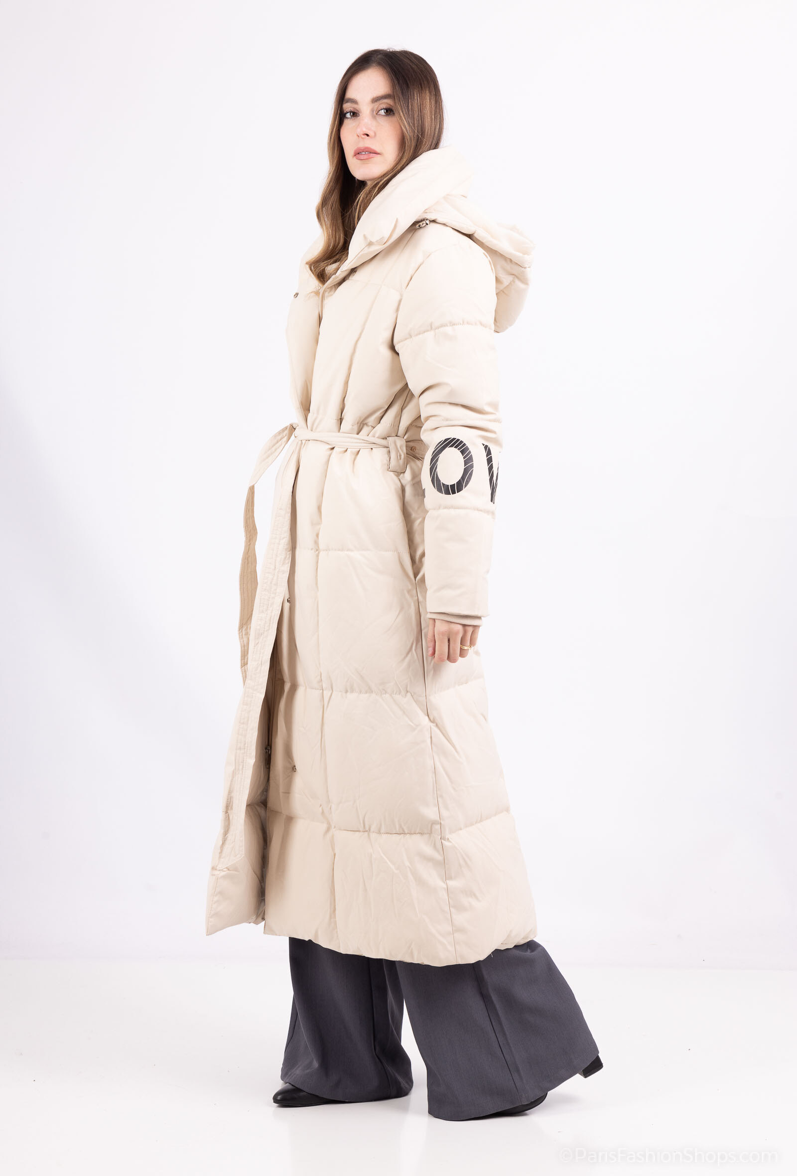 DOUDOUNE LONGUE, MUNIE DEUX POCHE À L'AVANT, UNE CAPUCHE AMOVIBLE, FERMETURE PAR BOUTON ET ZIP, IMPRIMÉ LOVE SUR LES MANCHES