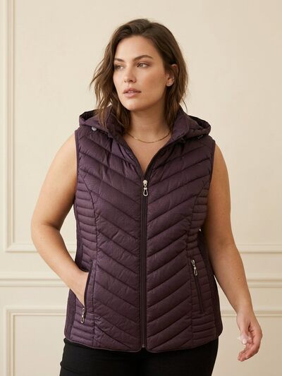 Grossiste Saturne Paris - Big Size Exclusive - Doudoune sans manches courte WM386 – Grossiste manteau femme – Capuche amovible, Bord côte élastique – Tailles 38 à 54 (Grande Taille) Grossiste Saturne Paris - Big Size Exclusive - Doudoune sans manches courte WM386 – Grossiste manteau femme – Capuche amovible, Bord côte élastique – Tailles 38 à 54 (Grande Taille)