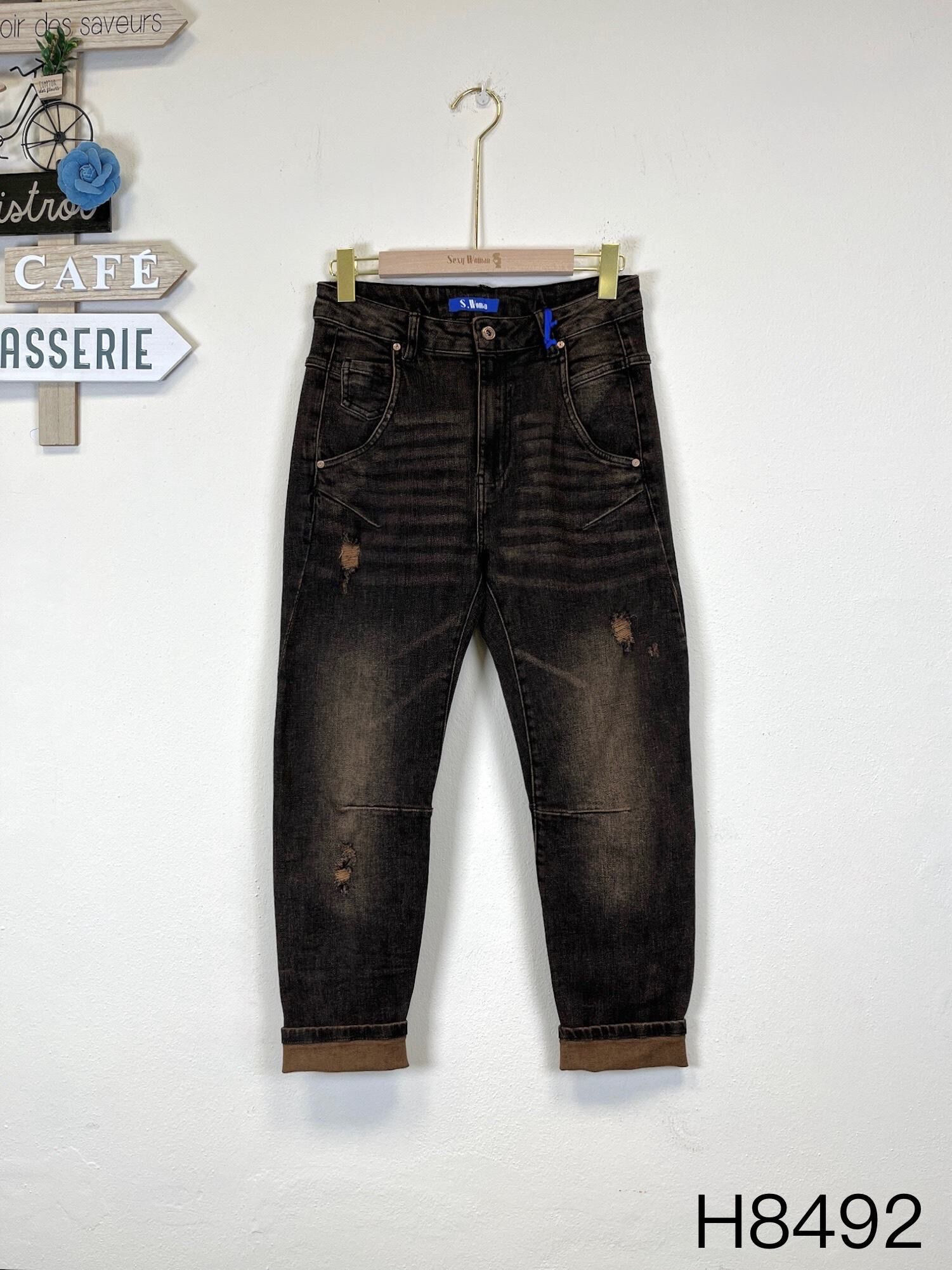 Großhändler Sexy Woman - Neuer Winterstil, schwarze und braune Boyfriend-Jeans, zerrissenes Design, modisch und vielseitig.