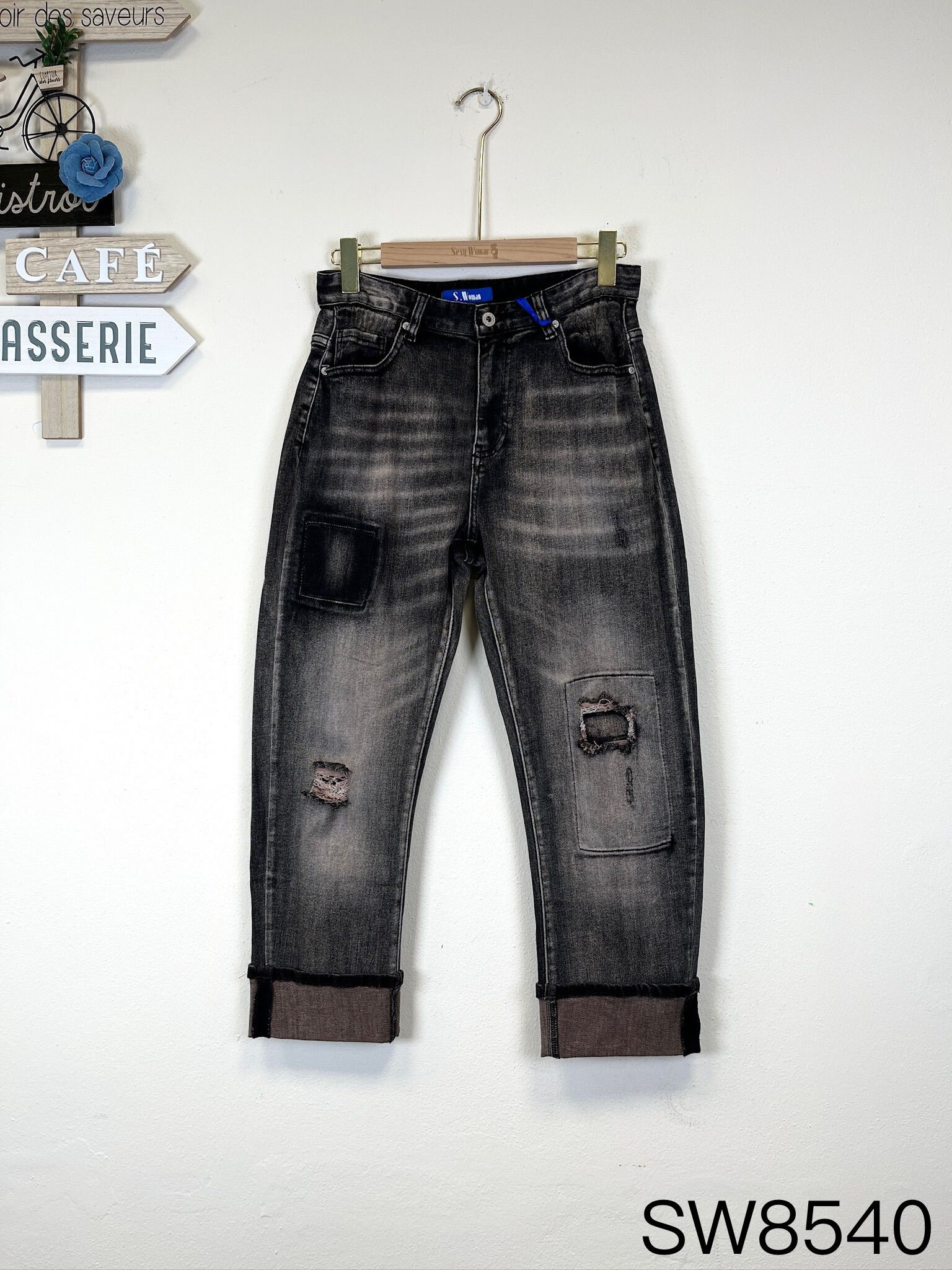 Wholesaler Sexy Woman - Winter news: ripped jeans in boyfriend style.