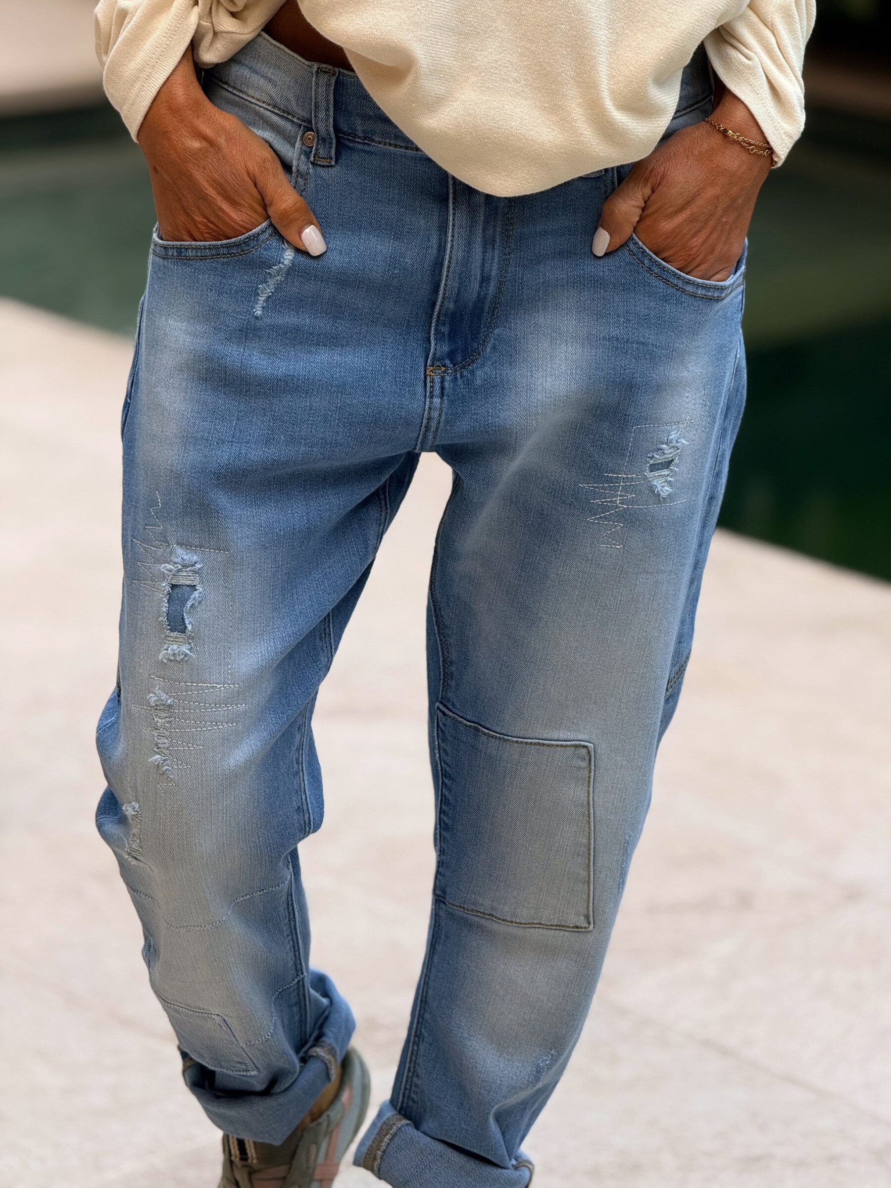 Wholesaler Sexy Woman - Light Blue Ripped Jeans with Rolled Hem and Details for Casual Chic Style