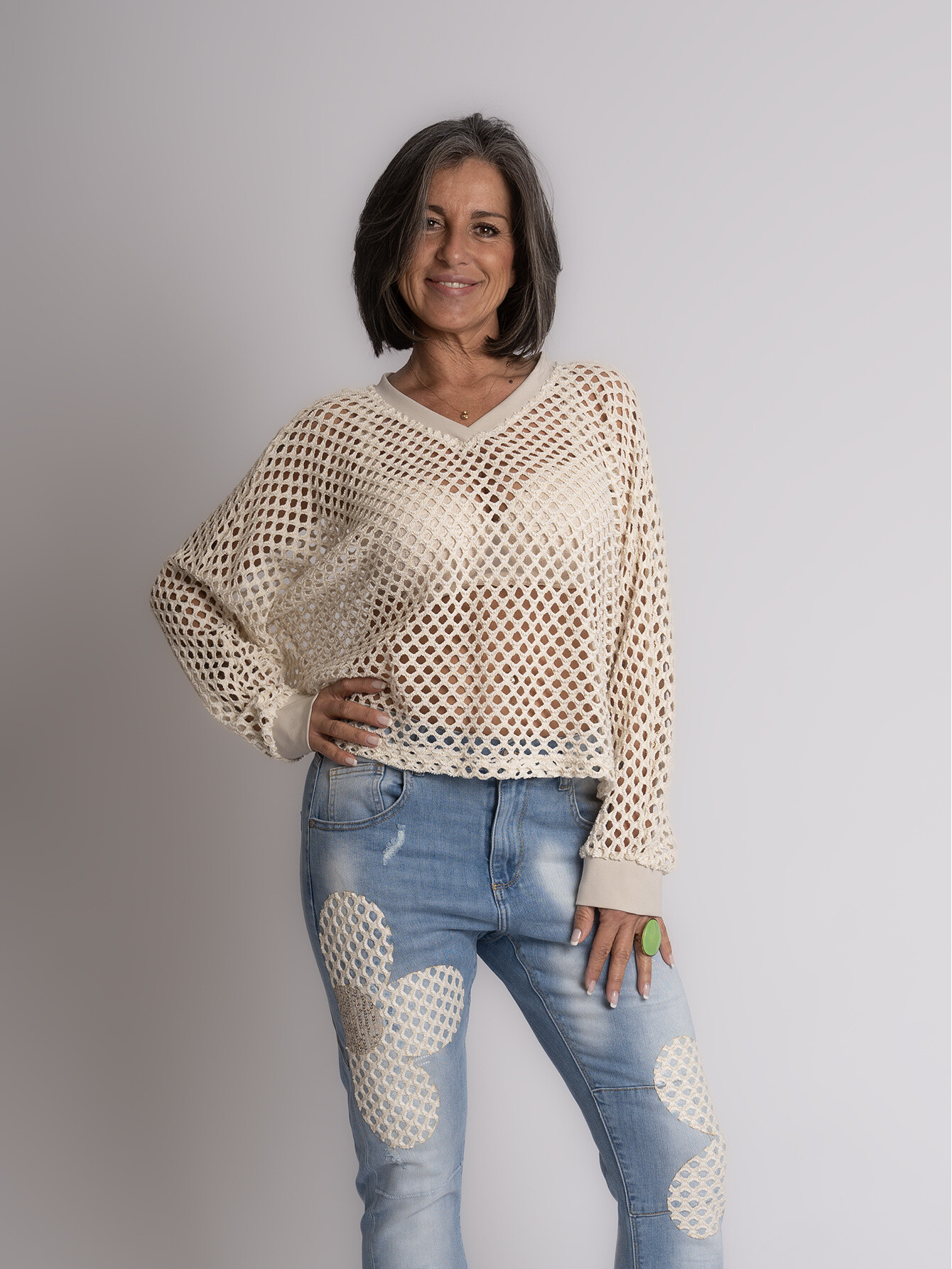 Wholesaler Sexy Woman - Light Blue Ripped Jeans with Rolled Hem and Details for Casual Chic Style