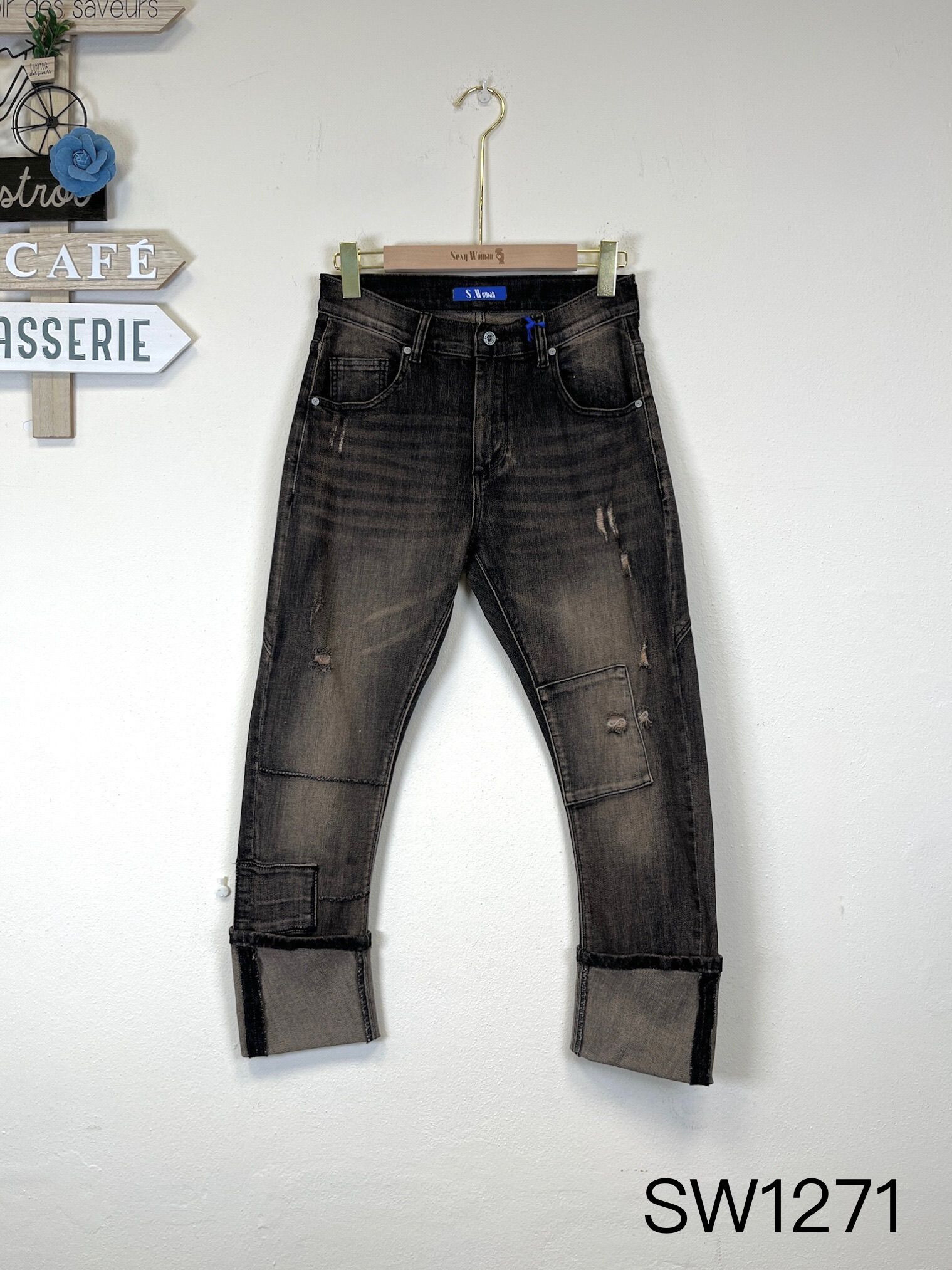 Wholesaler Sexy Woman - Winter news: long ripped boyfriend-style jeans, black and brown.
