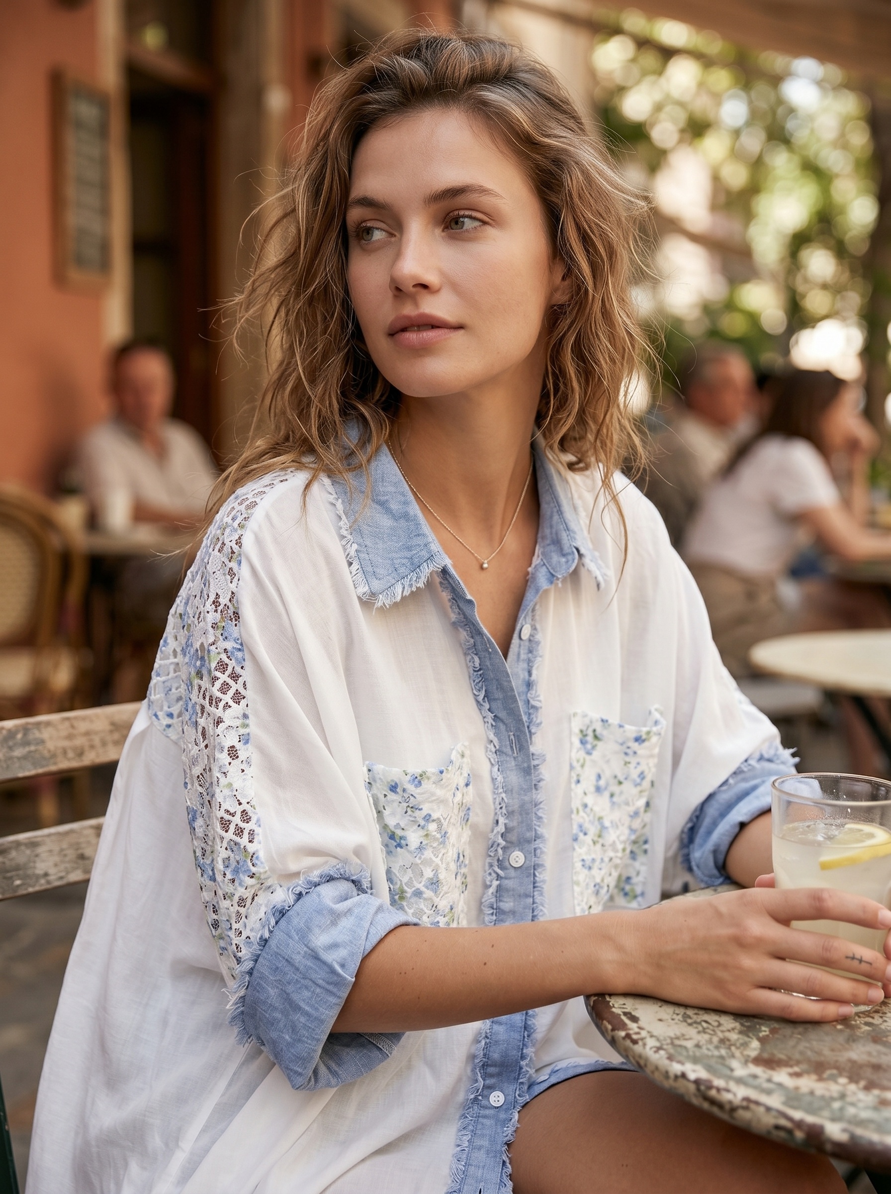 Mayorista Sexy Woman - Camisa de manga corta con bolsillos y espalda perforada, acabados en denim en el cuello, la tapeta y los puños. Diseño original, a la moda, elegante y versátil.