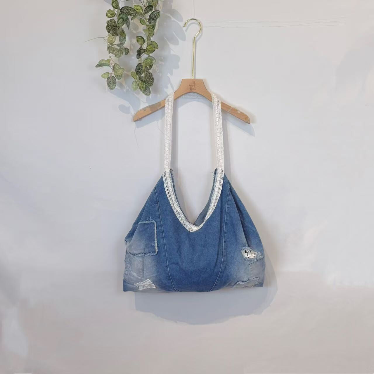 Wholesaler Sexy Woman - Jeans are transformed into trendy, elegant, versatile and practical bags.