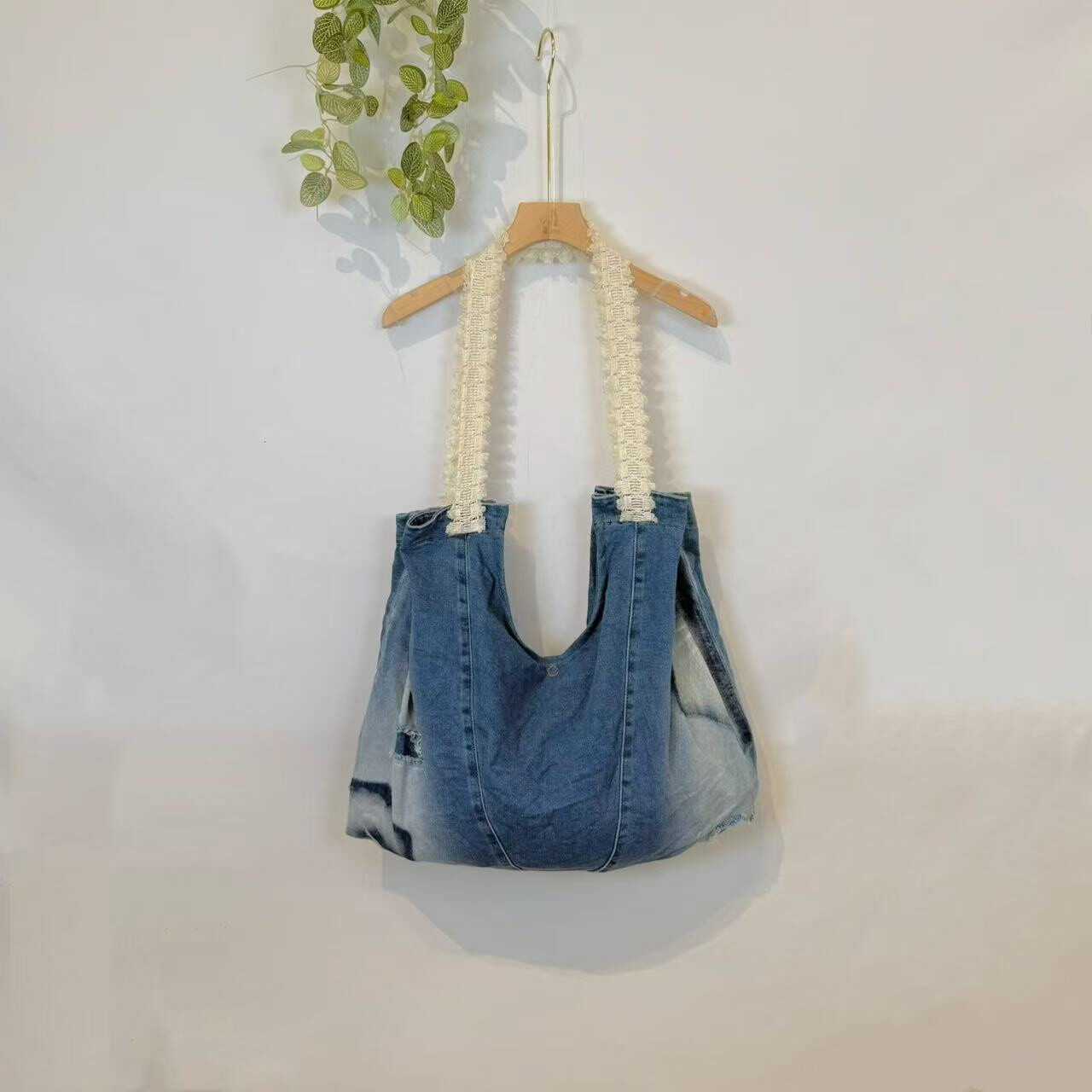 Wholesaler Sexy Woman - Jeans are transformed into trendy, elegant, versatile and practical bags.