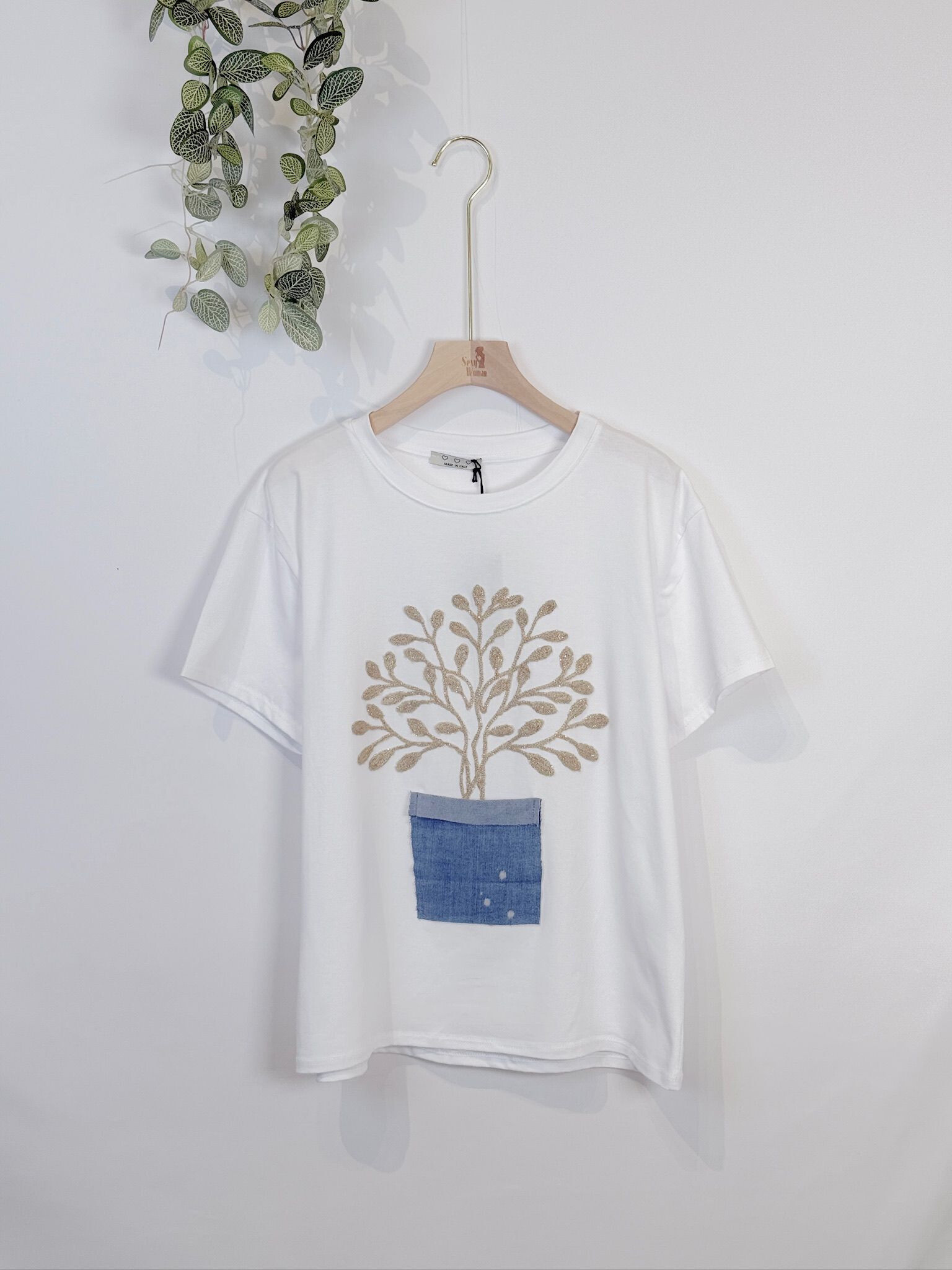 Wholesaler Sexy Woman - T-shirts, printed, white, short sleeves