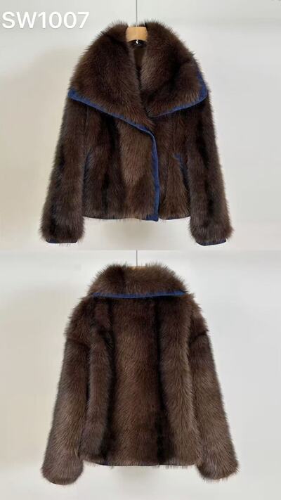 Grossiste Sexy Woman - Manteau en denim et fourrure Mode vestimentaire pour femmes Style moderne Grossiste Sexy Woman - Manteau en denim et fourrure Mode vestimentaire pour femmes Style moderne