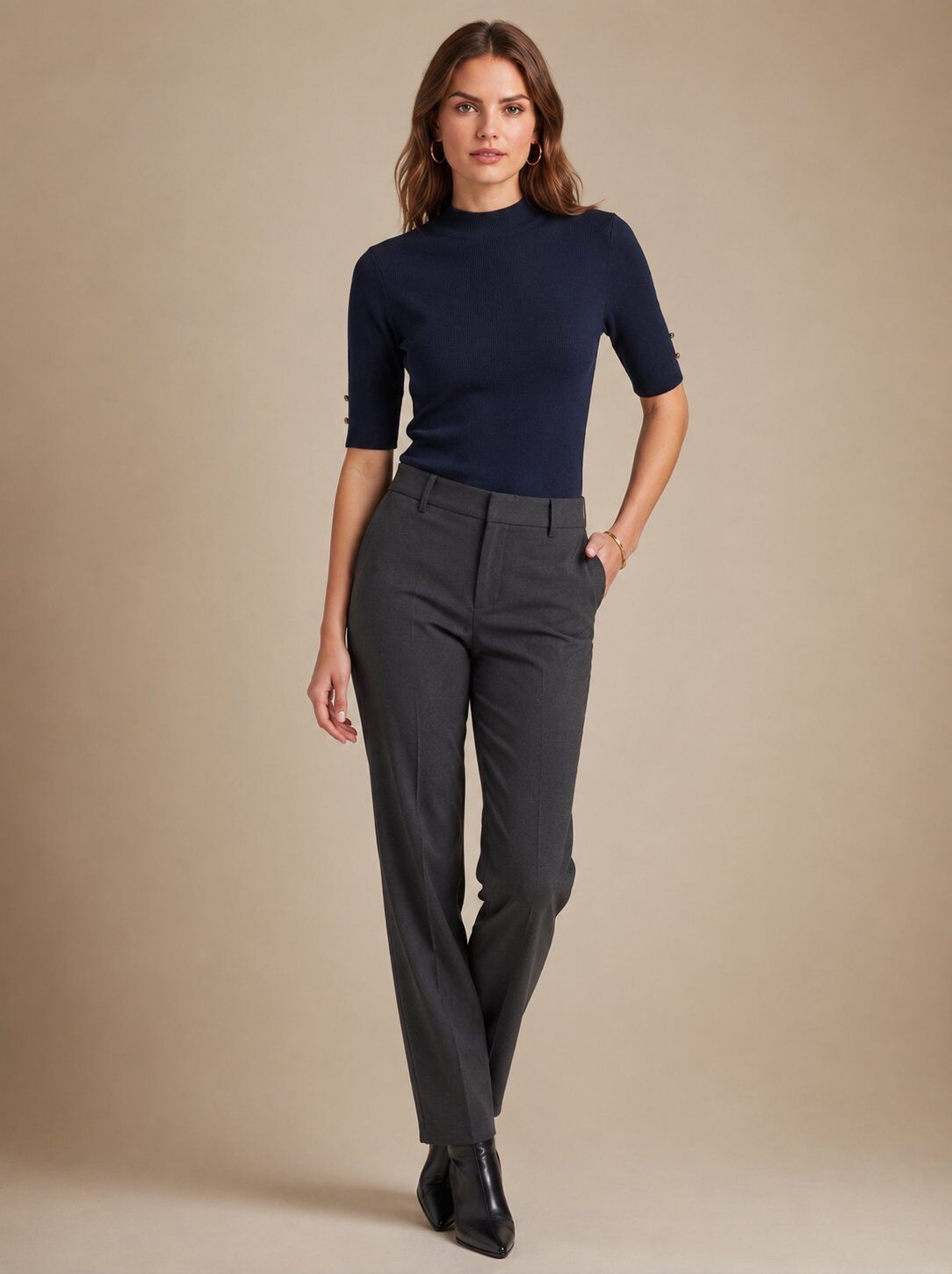 Grossiste SHEYA FASHION - Top en maille côtelée bleu marine minimaliste, col montant avec ornements en métal doré sur deux manches