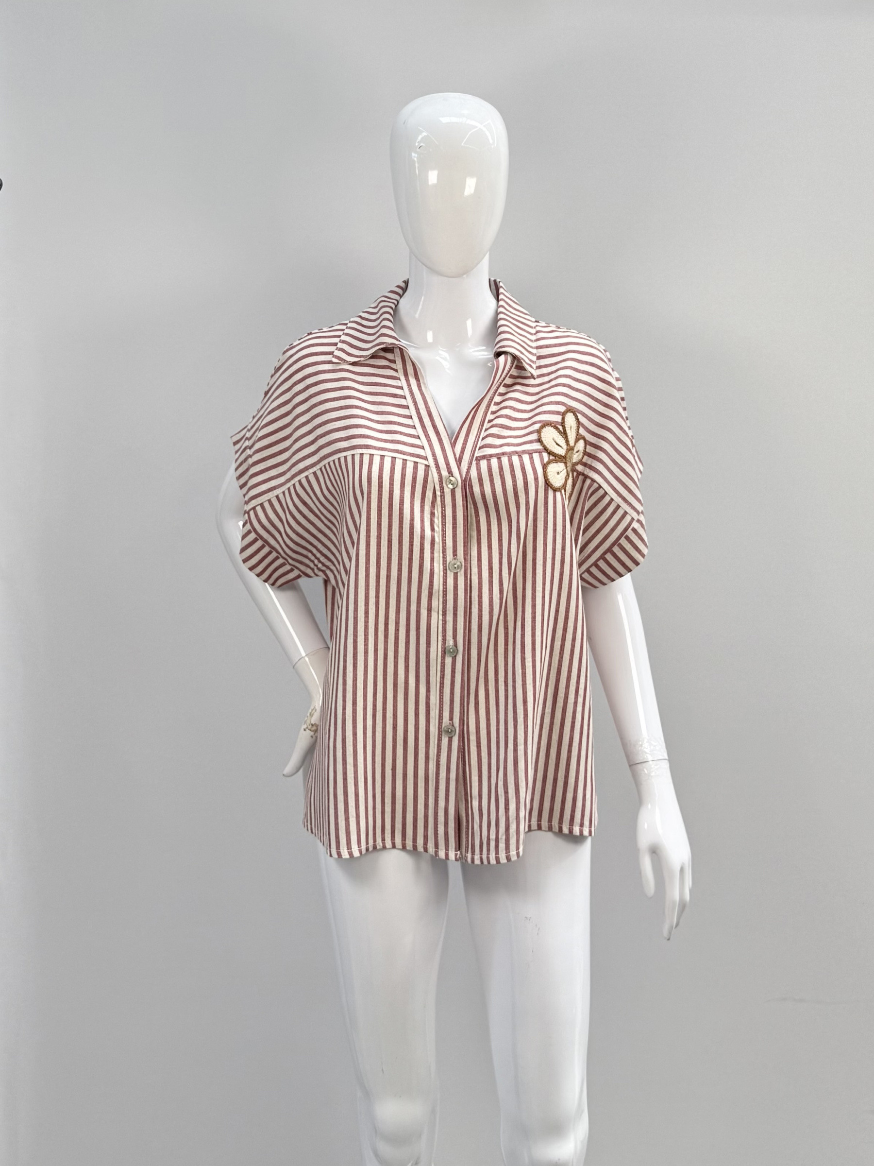 Mayorista SILVIA - Camisa a rayas con flor en el pecho