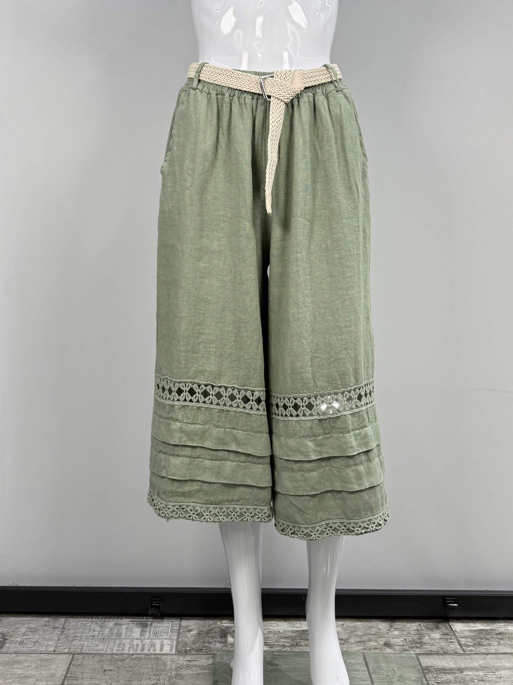 Wholesaler SILVIA - Three-quarter pants in pure linen with embroidery