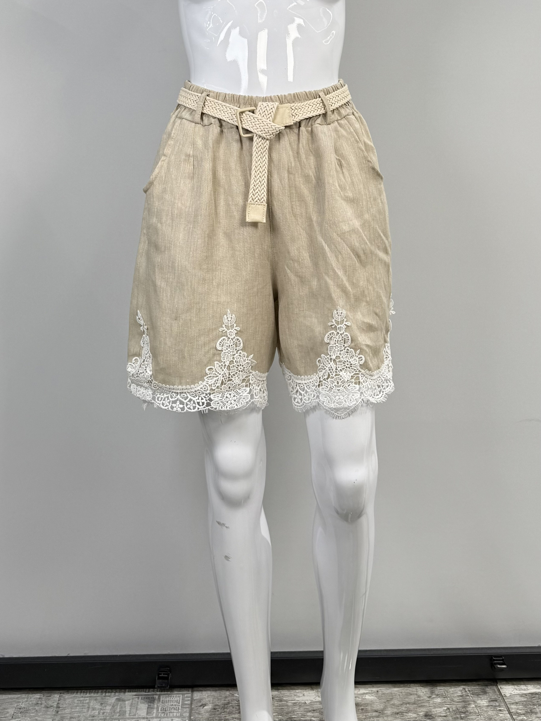 Wholesaler SILVIA - Pure linen shorts with white lace