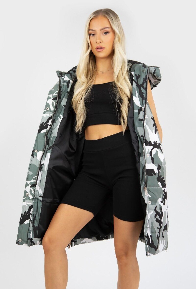 Großhändler SK MODE - Lange, ärmellose Damenjacke mit DUFFLE-Kapuze und geschlitztem Reißverschluss JOANA 934S- CAMO