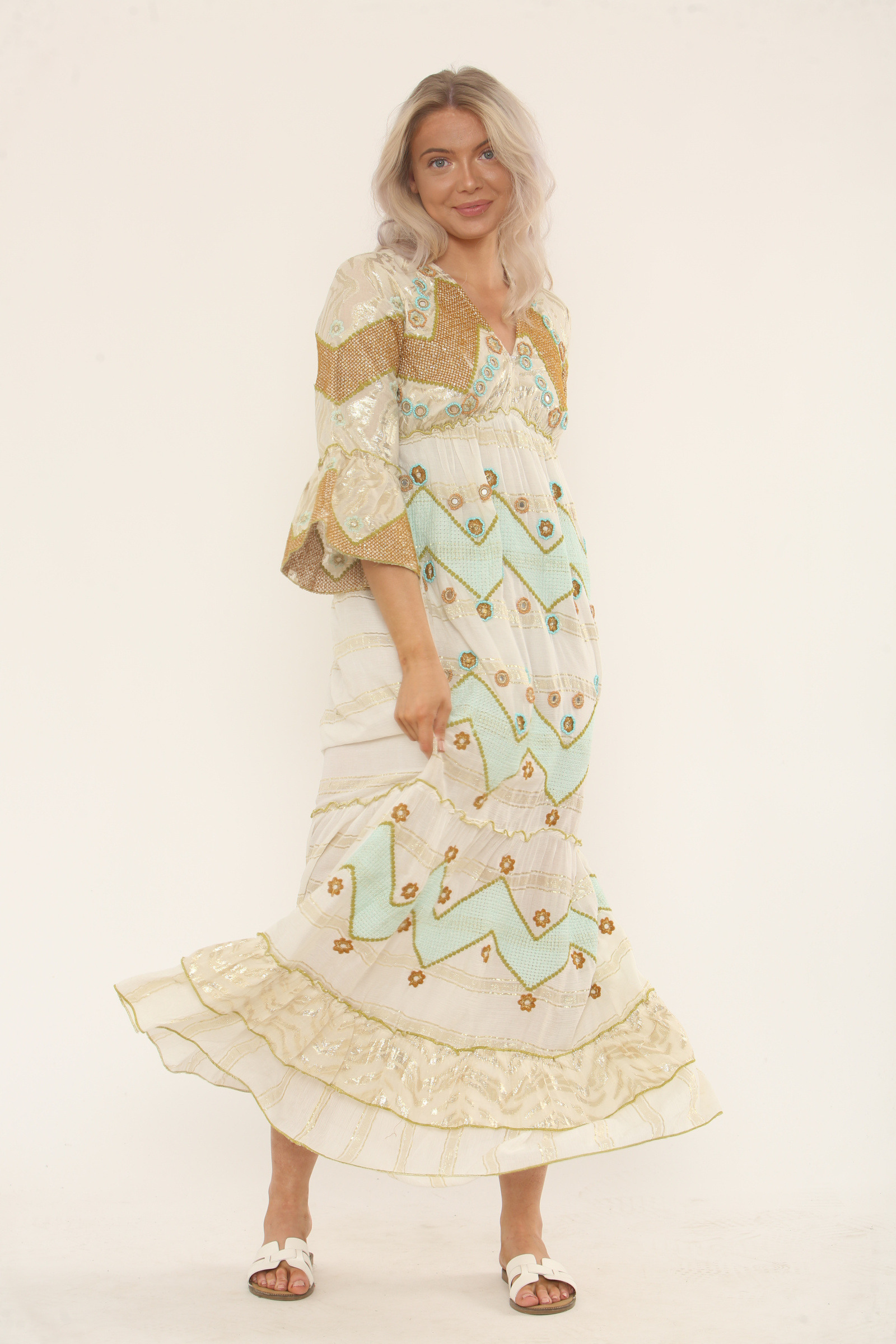 Großhändler SK MODE - Böhmisches langes Kleid aus Viskose mit Stickerei – Pastellfarbene geometrische Muster und goldene Pailletten, ausgestellte Ärmel und fließender Schnitt – Ref SK-011I