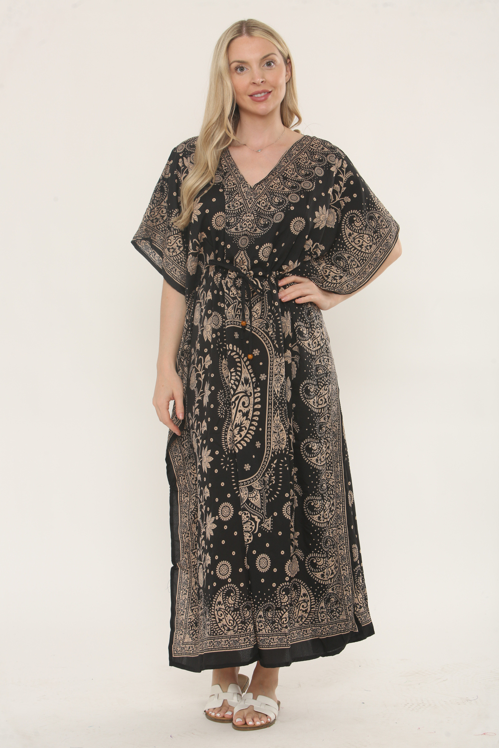 Großhändler SK MODE - Langer Kaftan mit Paisley-Muster aus 100 % Viskose – Hergestellt in Indien mit besticktem Ausschnitt und verstellbarem Taillenband – Ref. SK1112