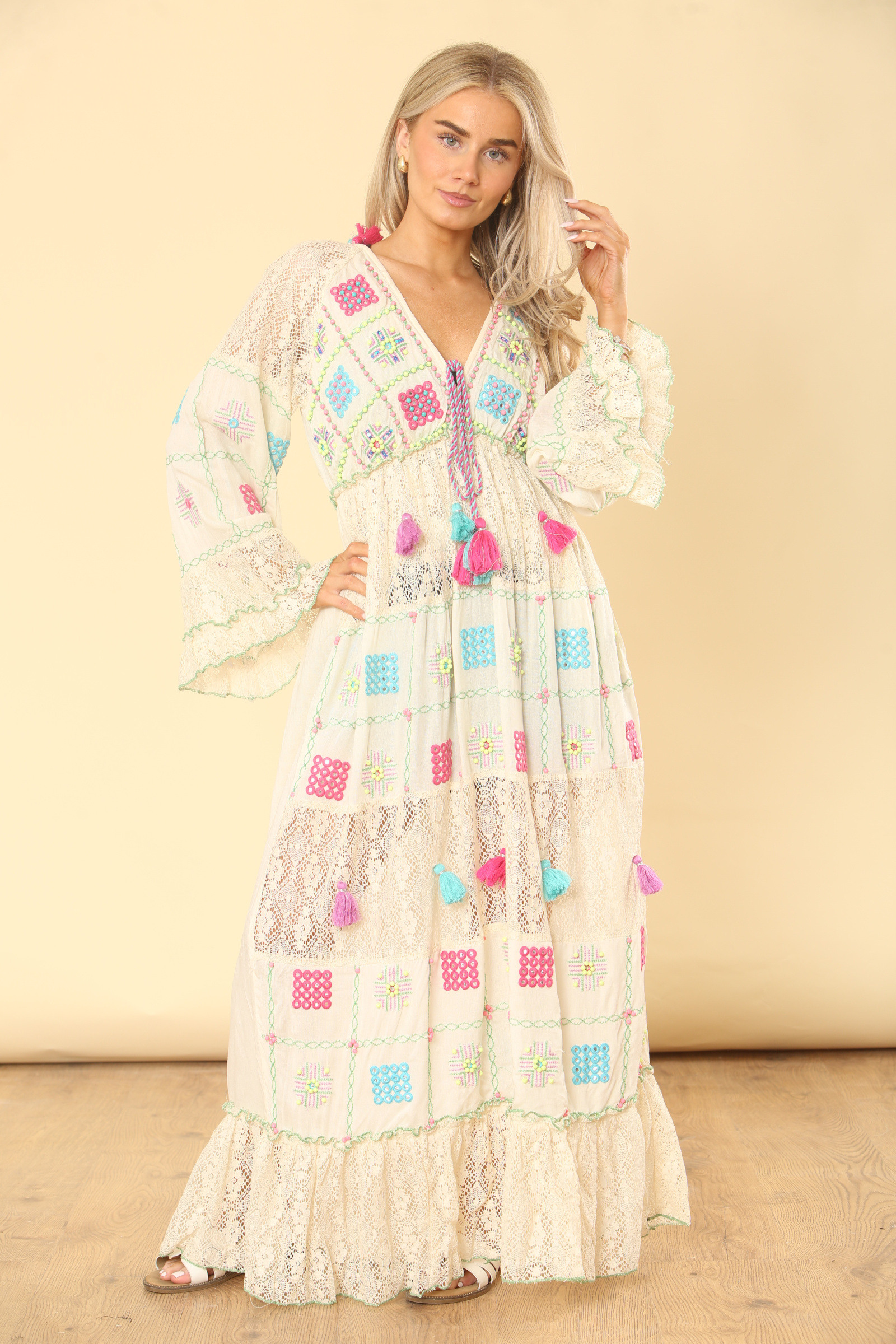 Grossista SK MODE - Abito lungo bohémien in pizzo e ricami 'Patchwork Pastello' – 02-152