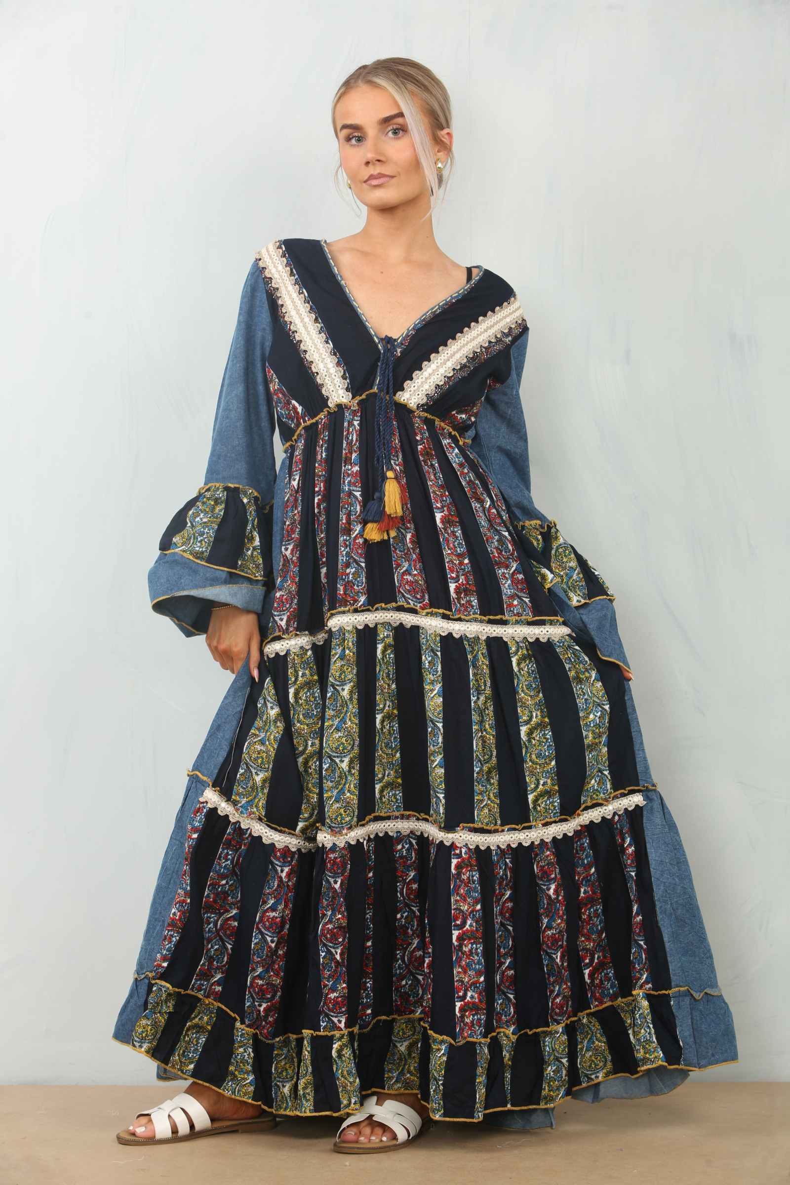 Grossista SK MODE - Abito bohemien in cotone con ricami pastello e paillettes, perfetto per l'estate, realizzato in India – Collezione Primavera/Estate 2026