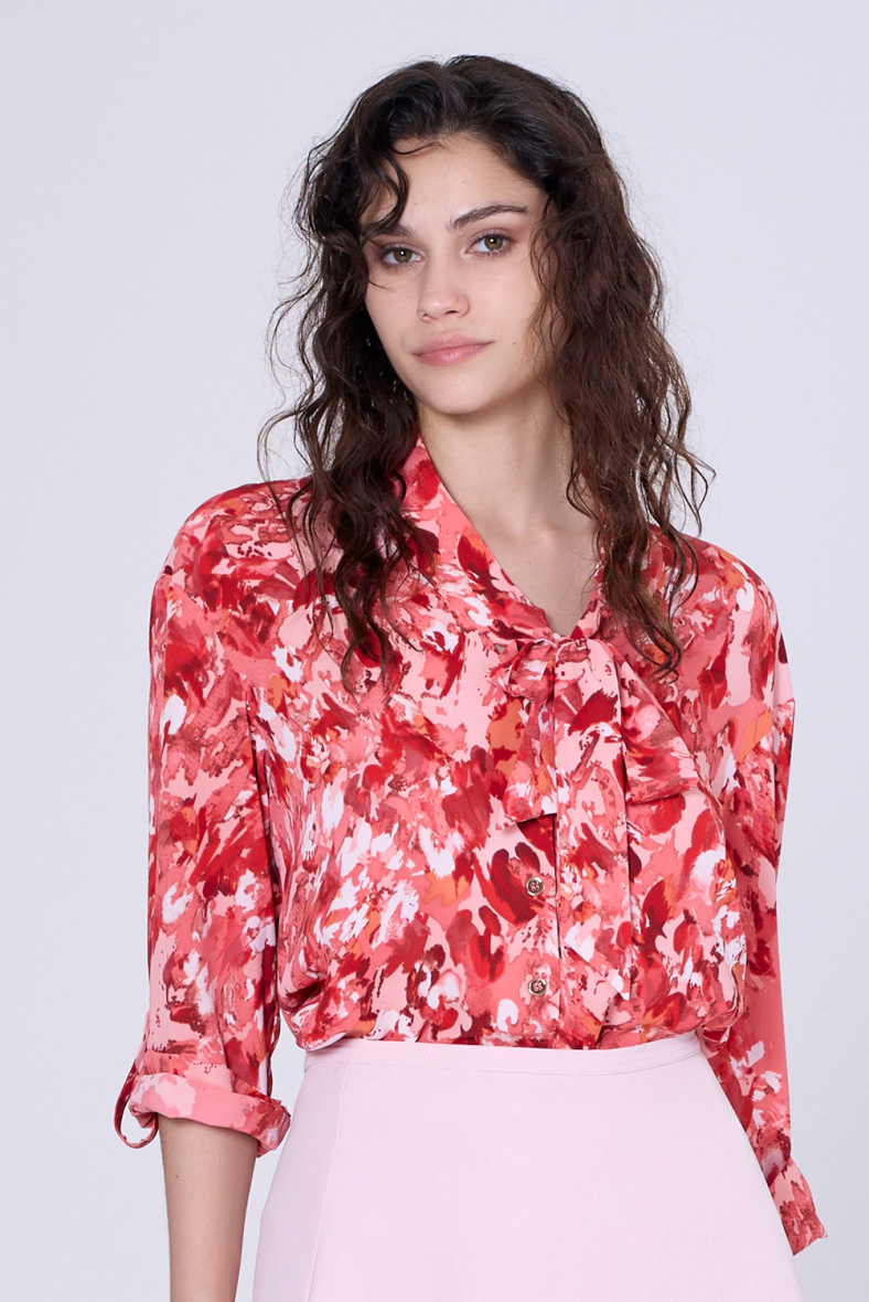 Mayorista Smart and Joy - Blusa con lazada en el cuello y estampado abstracto