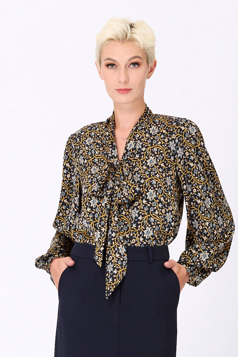 Mayorista Smart and Joy - Blusa con lazo en el cuello y estampado art déco