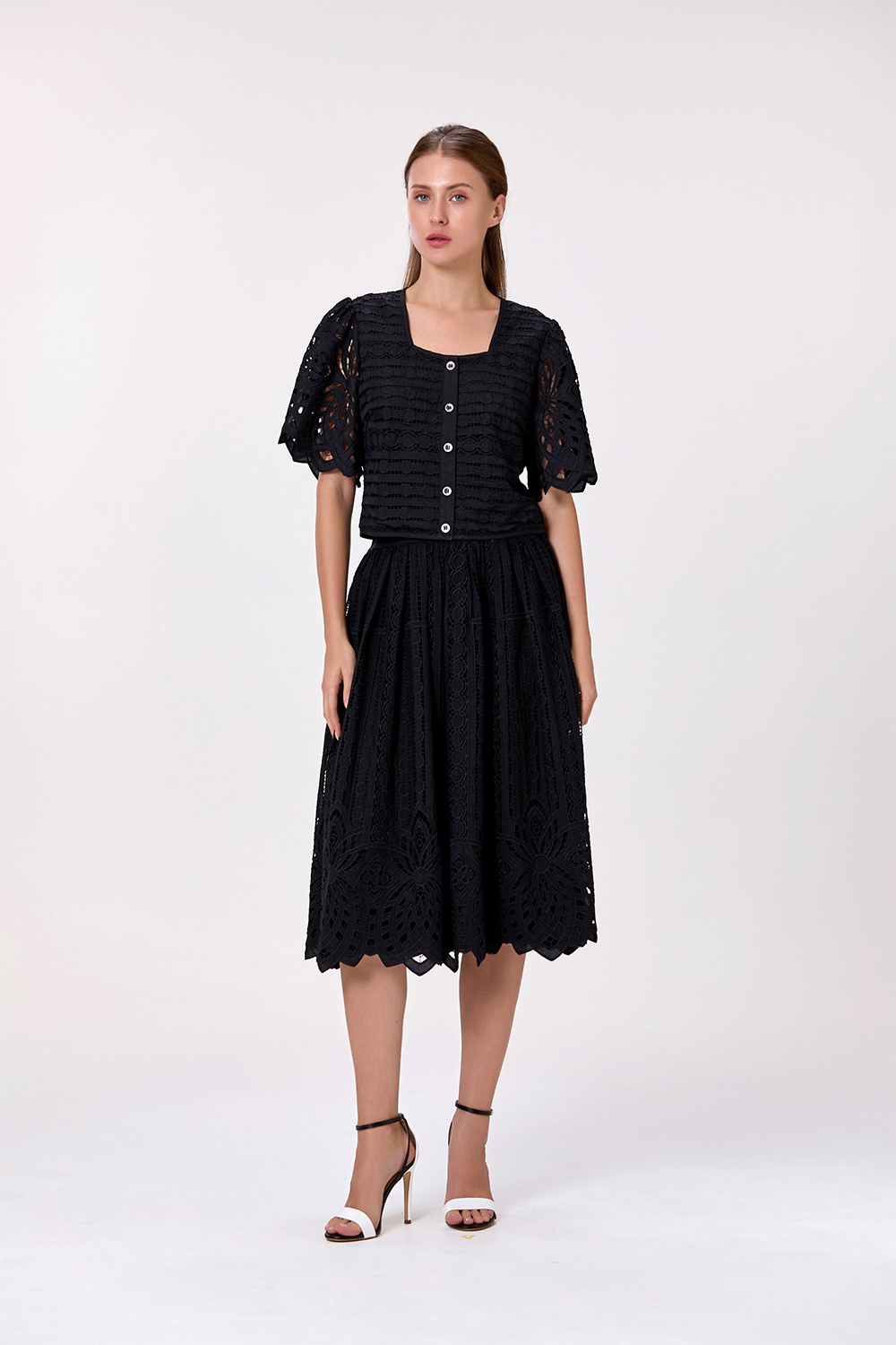 Grossista Smart and Joy - Blusa in pizzo ricamato con bottoni
