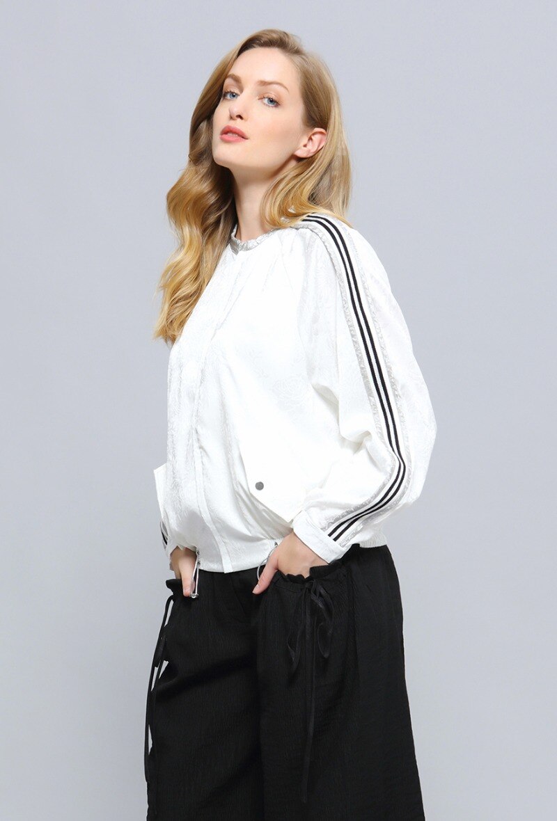 Grossiste Smart and Joy - Blouson léger motif floral en relief
