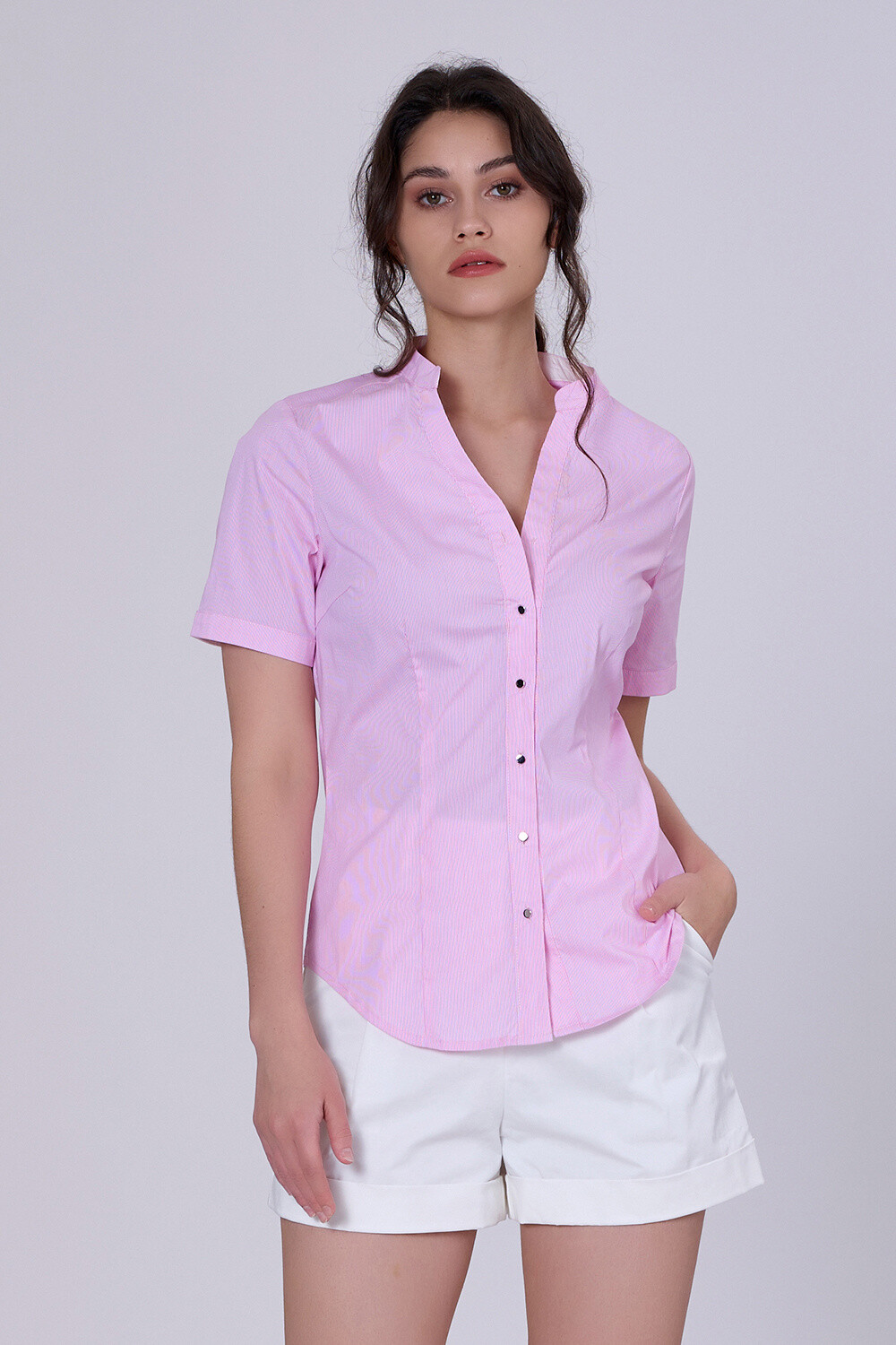 Grossiste Smart and Joy - Chemise ajustée en coton à manches courtes et col en V