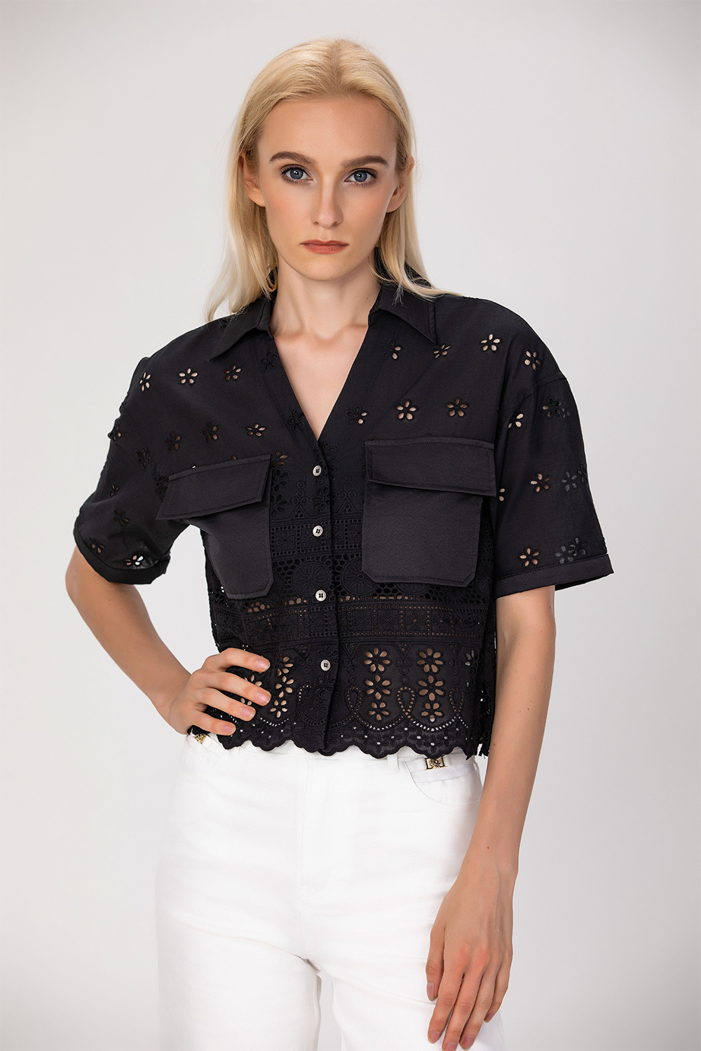 Mayorista Smart and Joy - Blusa corta de bordado inglés