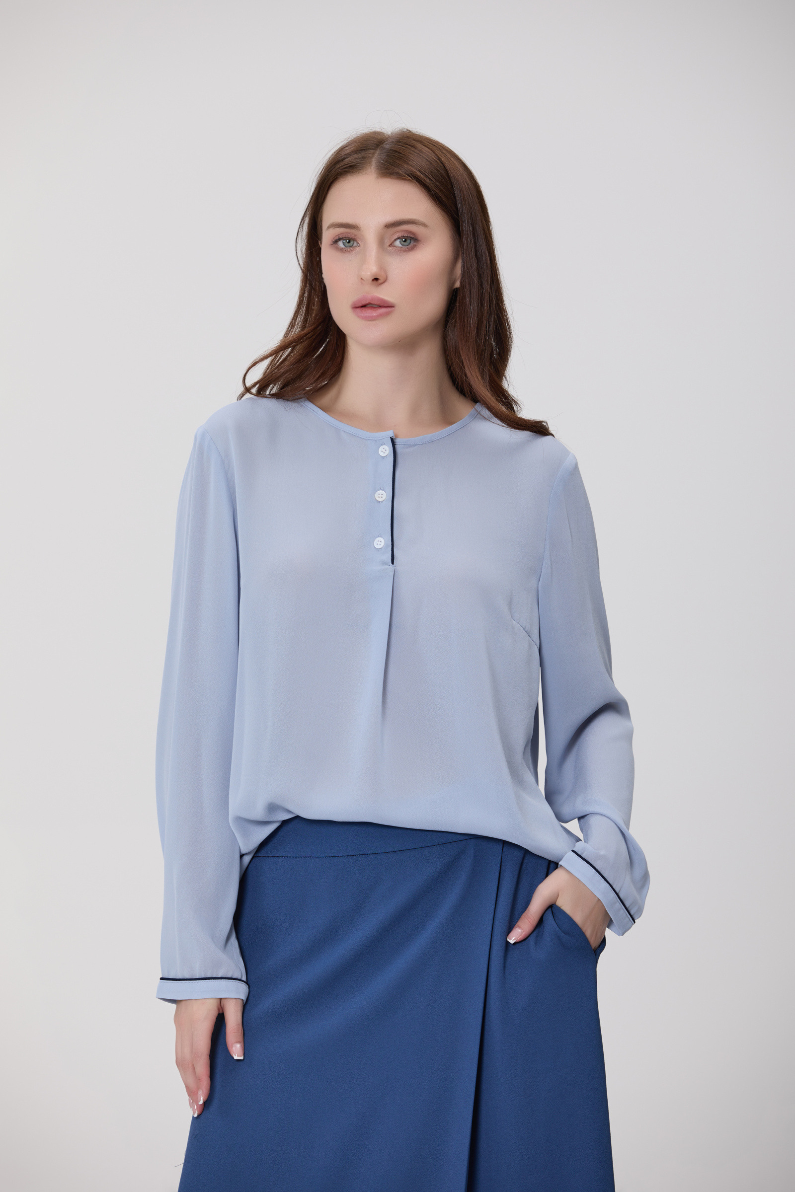 Großhändler Smart and Joy - Fließende Bluse mit Rundhalsausschnitt und Knopfleiste