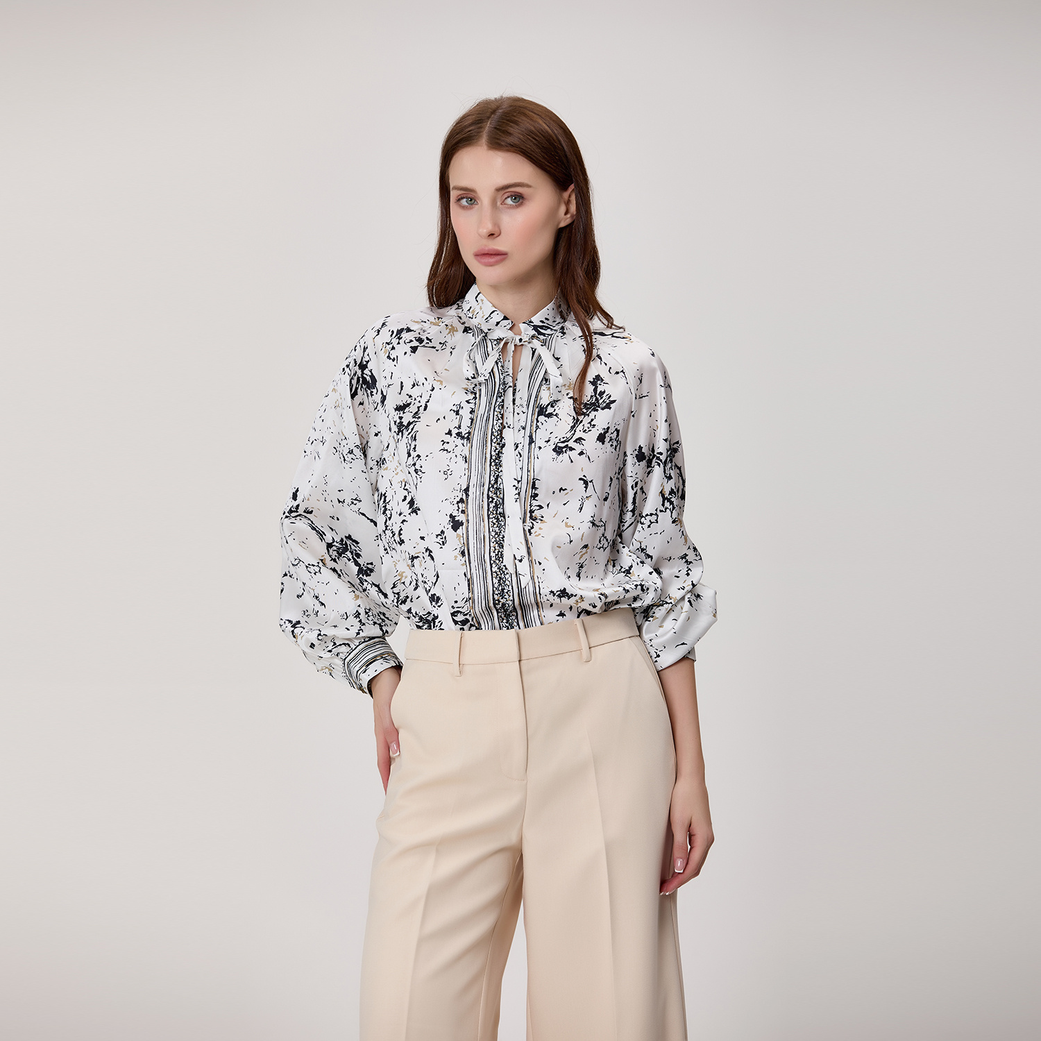 Großhändler Smart and Joy - Bluse mit abstraktem Blumenprint und Lavallière-Kragen
