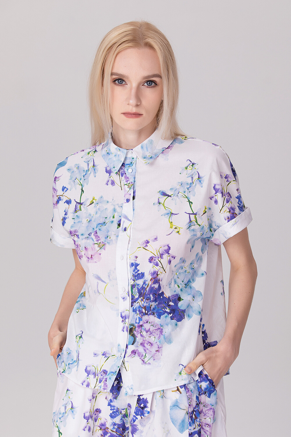 Grossiste Smart and Joy - Chemise à manches courtes à imprimé floral macro