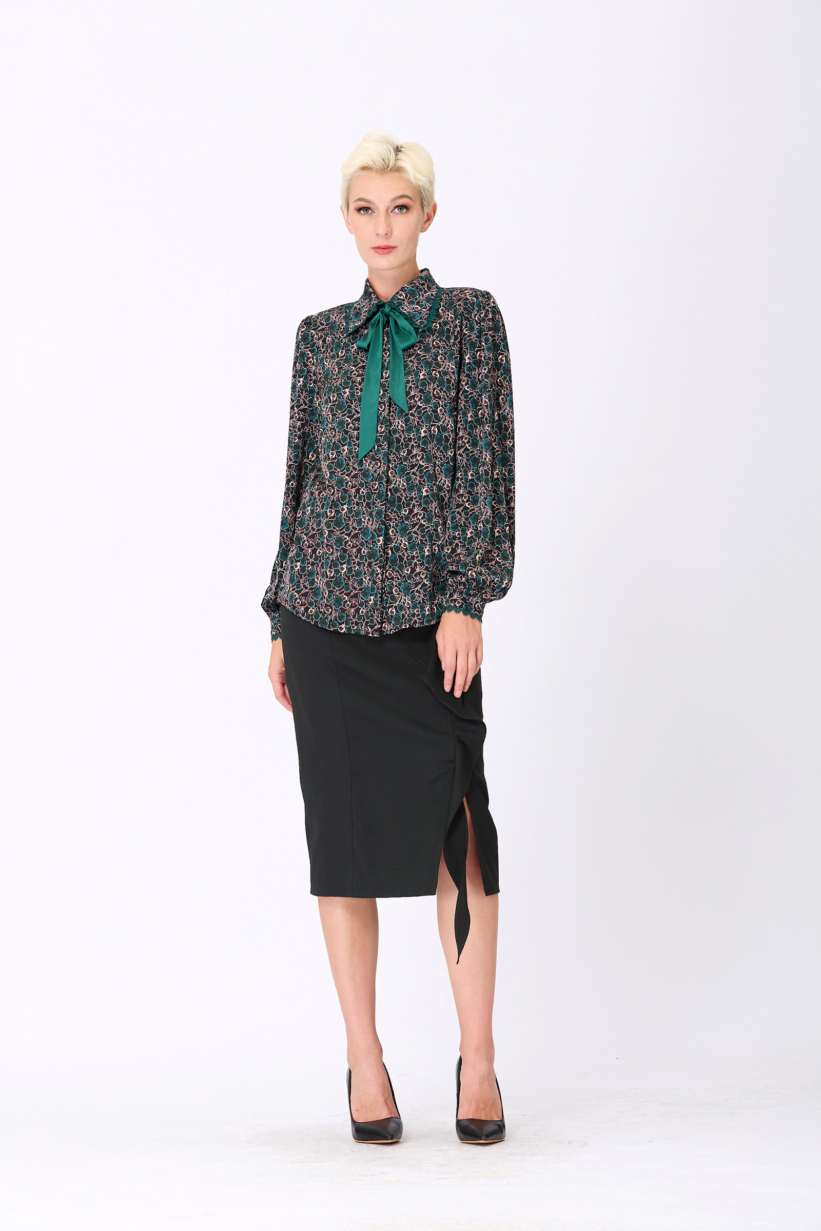 Grossiste Smart and Joy - Chemise fleurie à col lavallière.