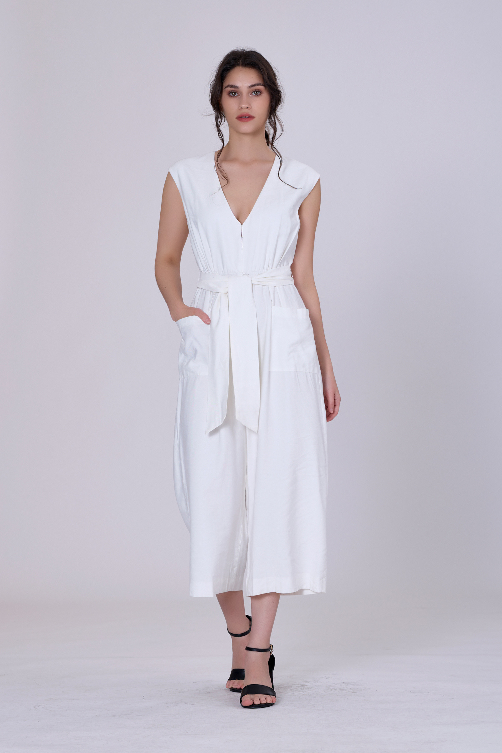 Mayorista Smart and Joy - Vestido fluido blanco con detalles de lazo