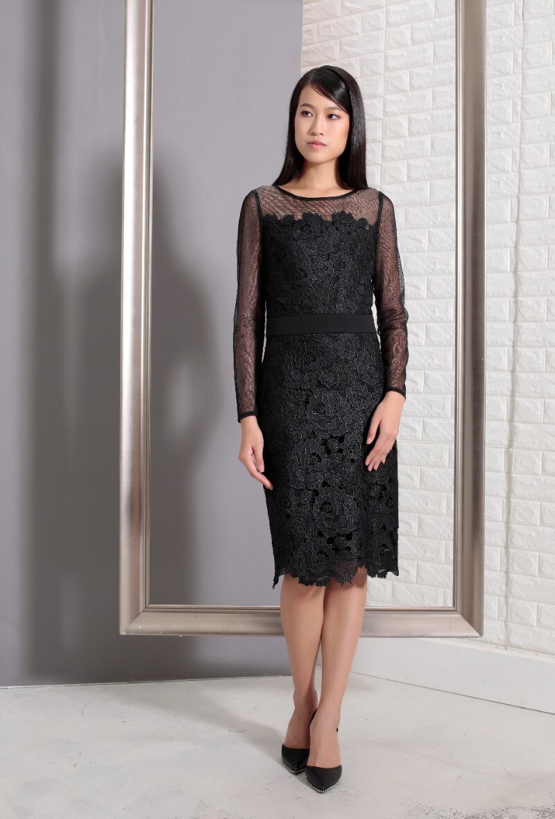Grossiste Smart and Joy - Robe ajustée en dentelle macro et manches tulle