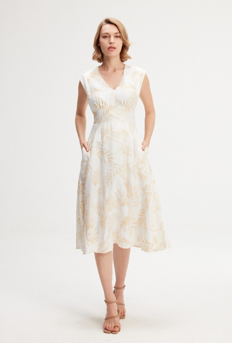 Mayorista Smart and Joy - Vestido ajustado y evasé con estampado tropical y cuello en V