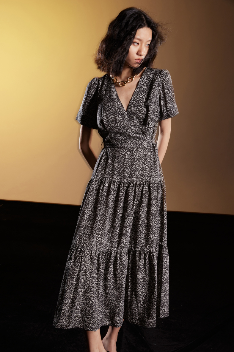 Mayorista Smart and Joy - Vestido cruzado estampado con falda de volantes
