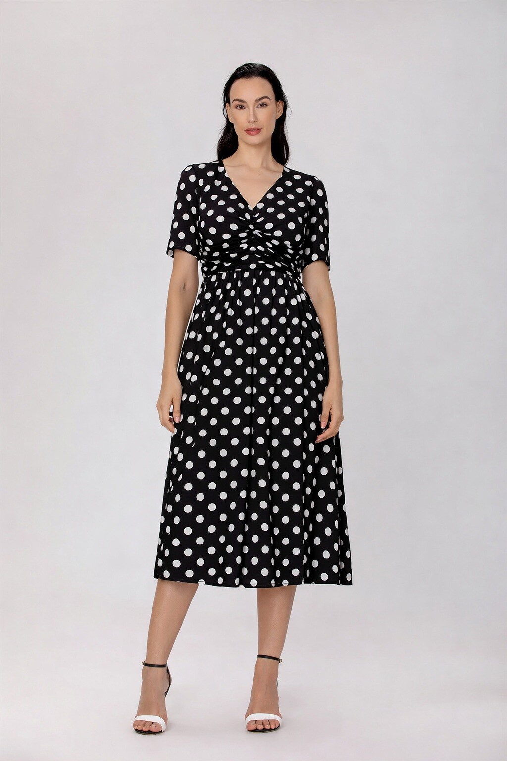 Mayorista Smart and Joy - Vestido midi de lunares con escote cruzado