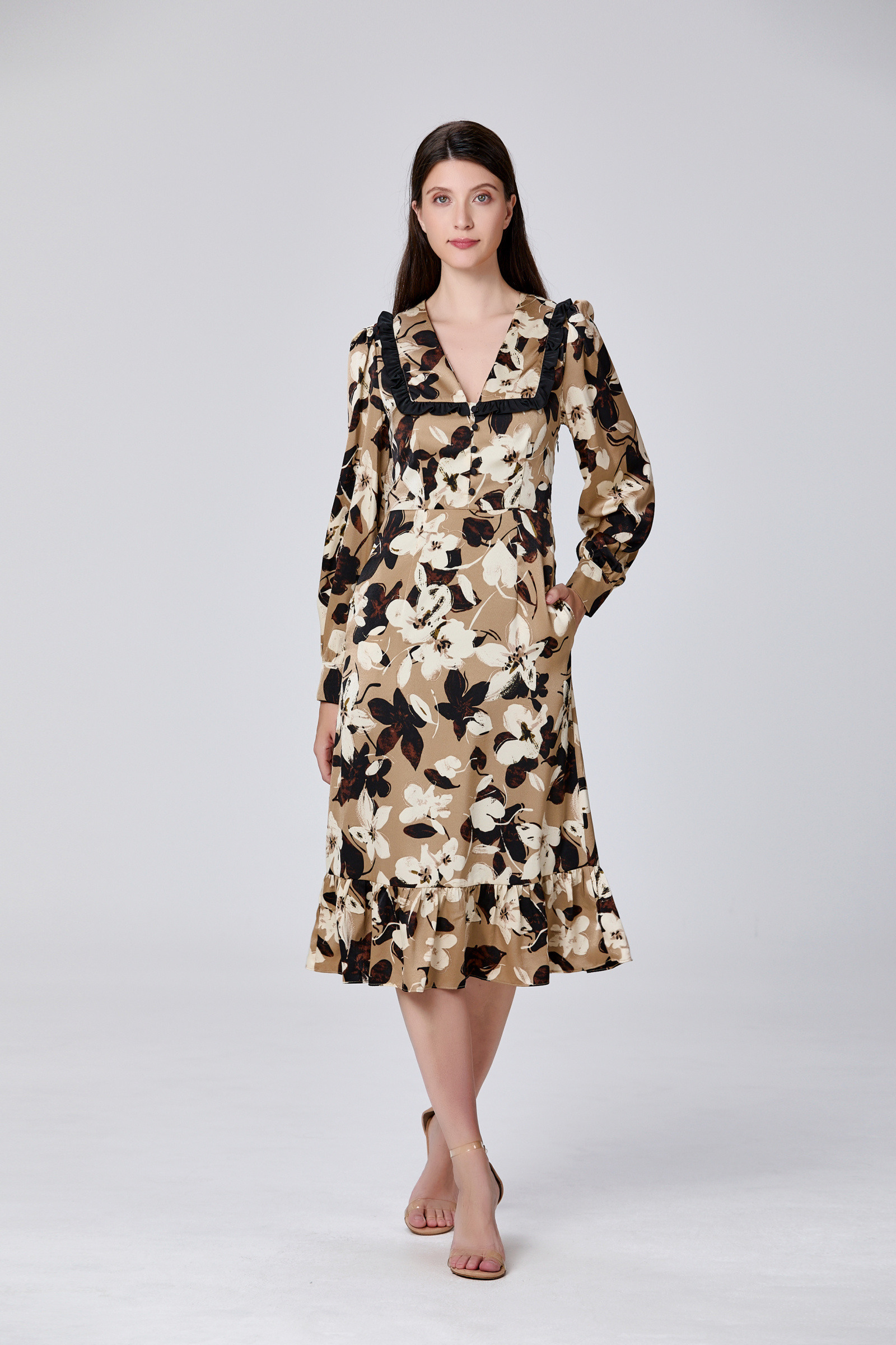 Grossiste Smart and Joy - Robe à imprimé macro fleuri avec col volanté.