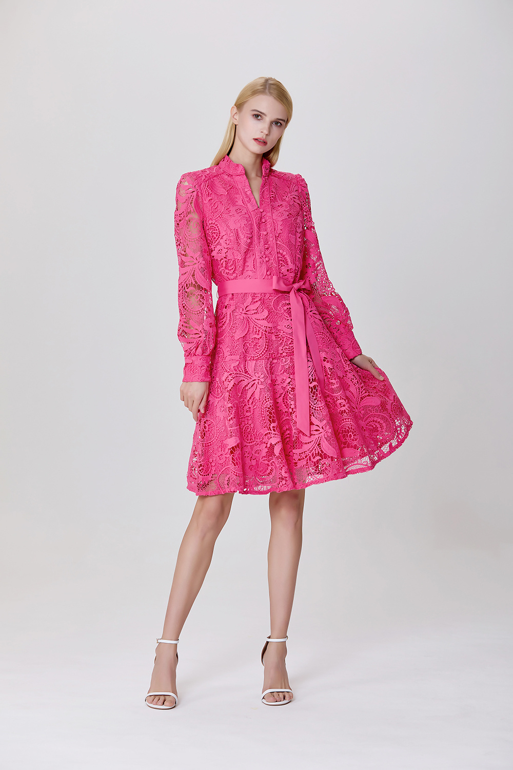 Grossista Smart and Joy - Abito corto in pizzo con maniche lunghe