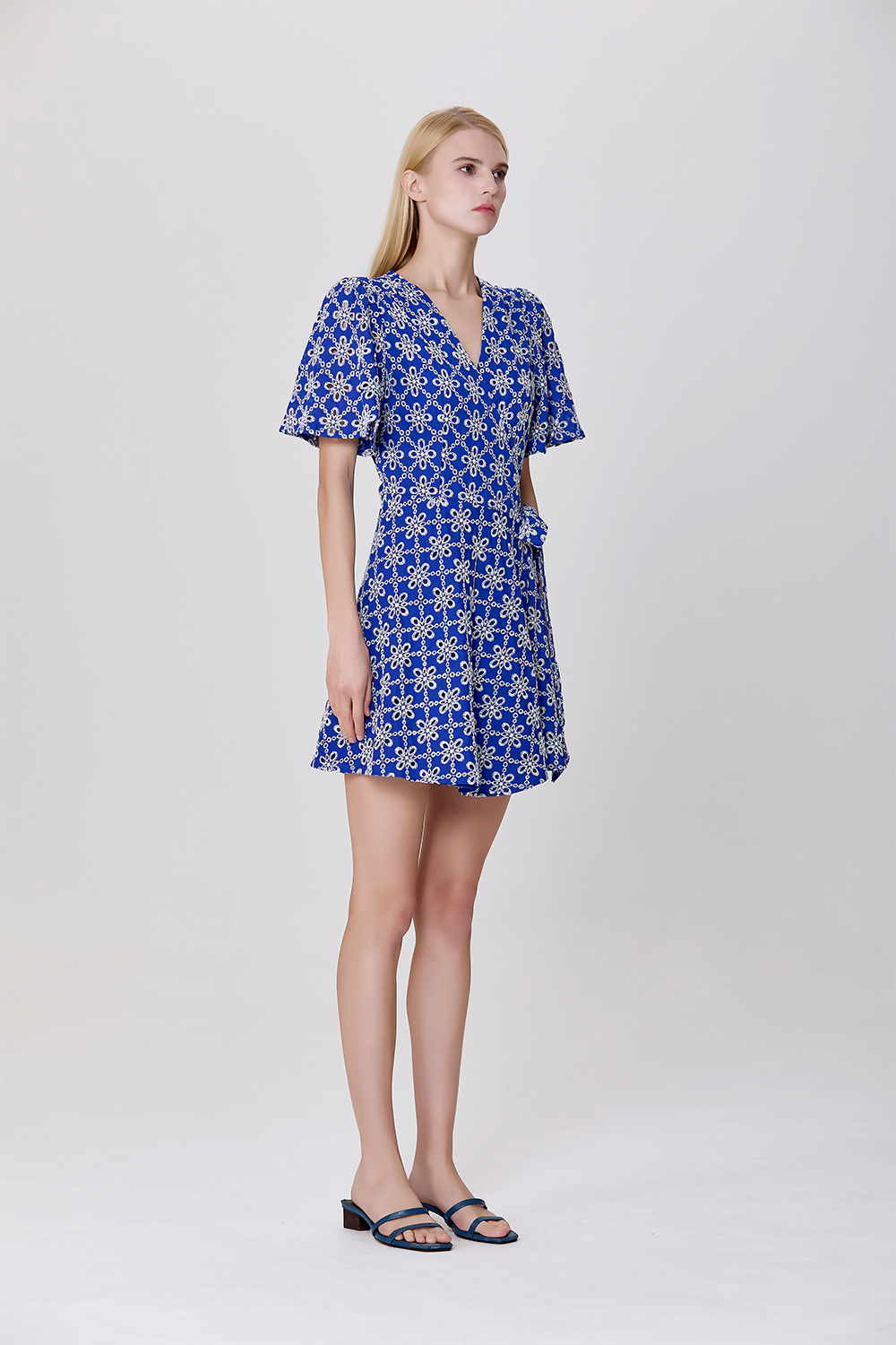 Mayorista Smart and Joy - Vestido cruzado de encaje floral con lazo