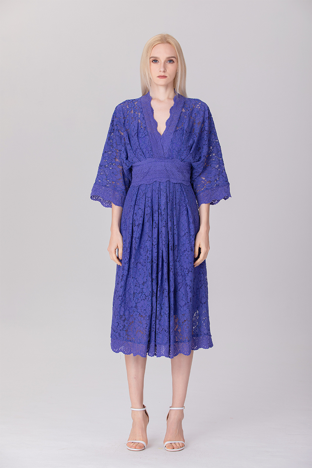 Grossista Smart and Joy - Abito in pizzo con scollo a V e maniche kimono