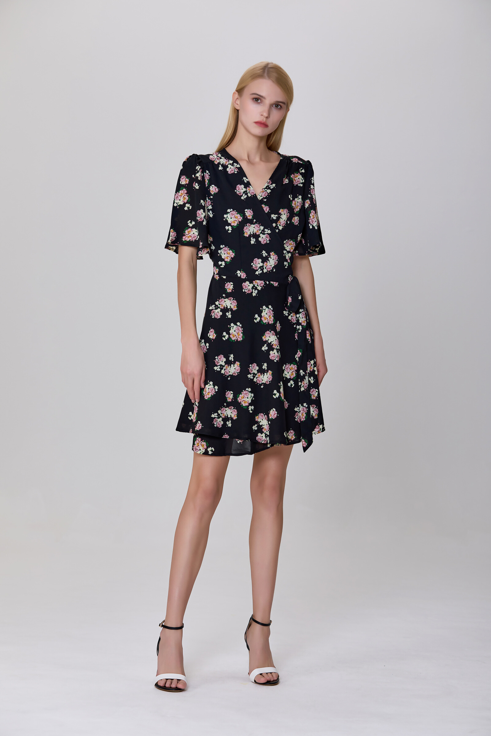 Wholesaler Smart and Joy - Floral print short wrap mini dress