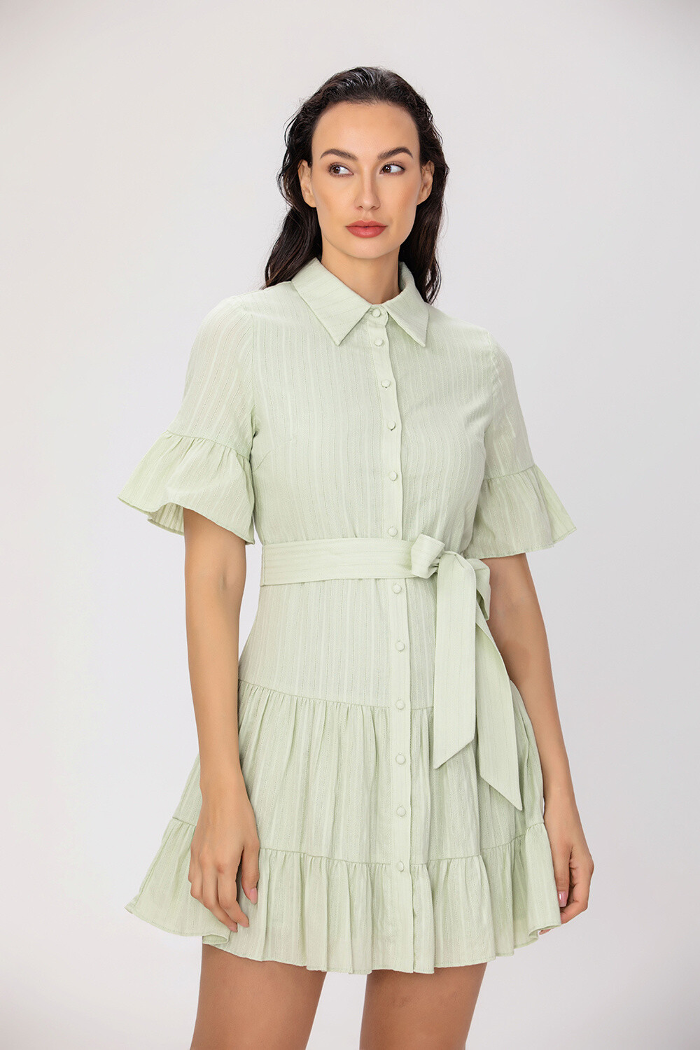 Grossiste Smart and Joy - Robe chemise courte ajustée et évasée à volants étagés
