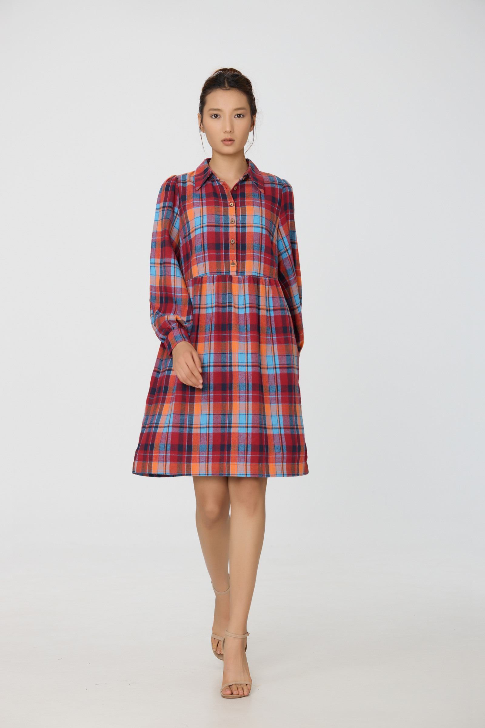 Grossiste Smart and Joy - Robe chemise courte à imprimé tartan.