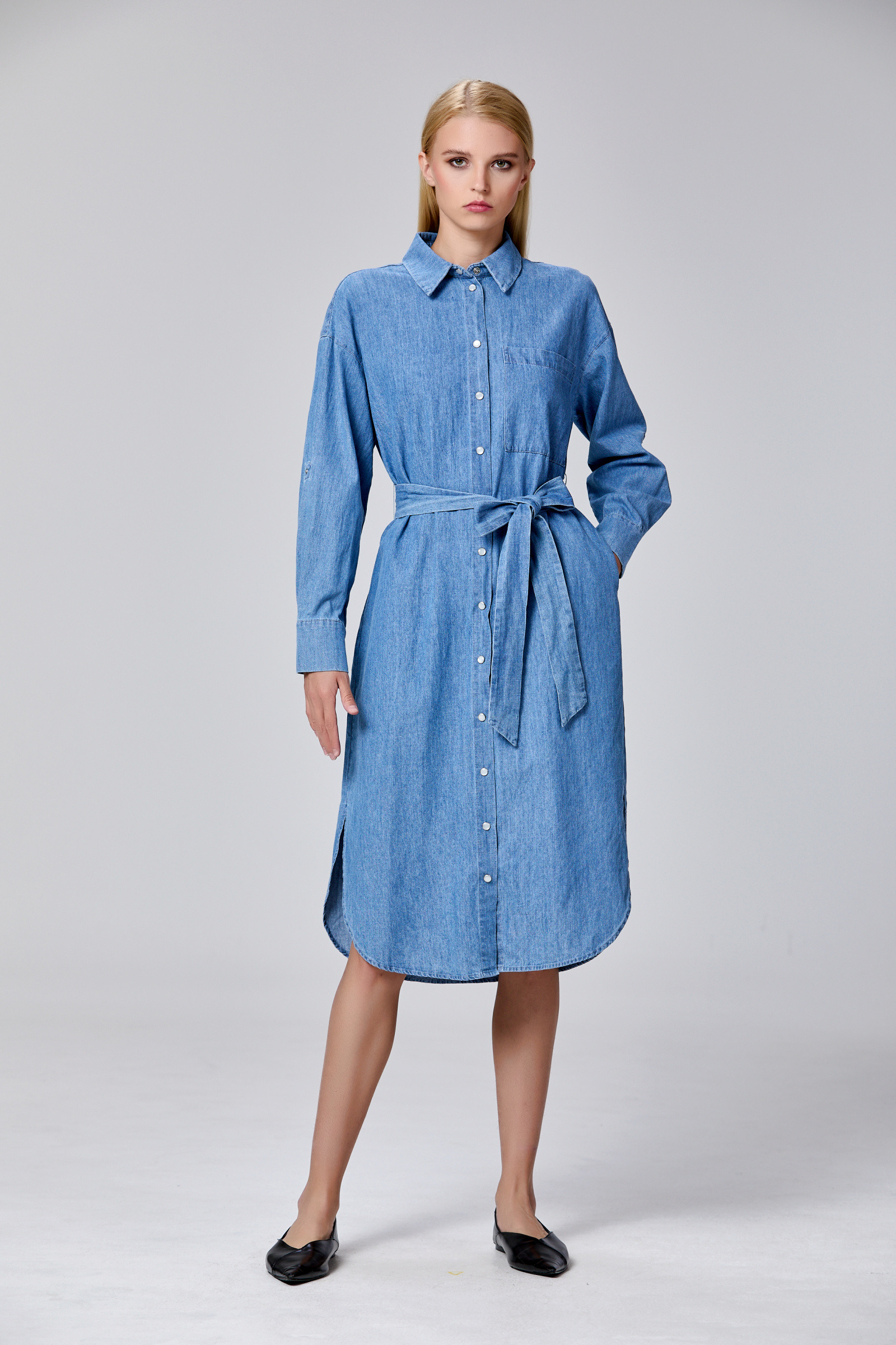 Grossista Smart and Joy - Abito camicia in denim con cintura.