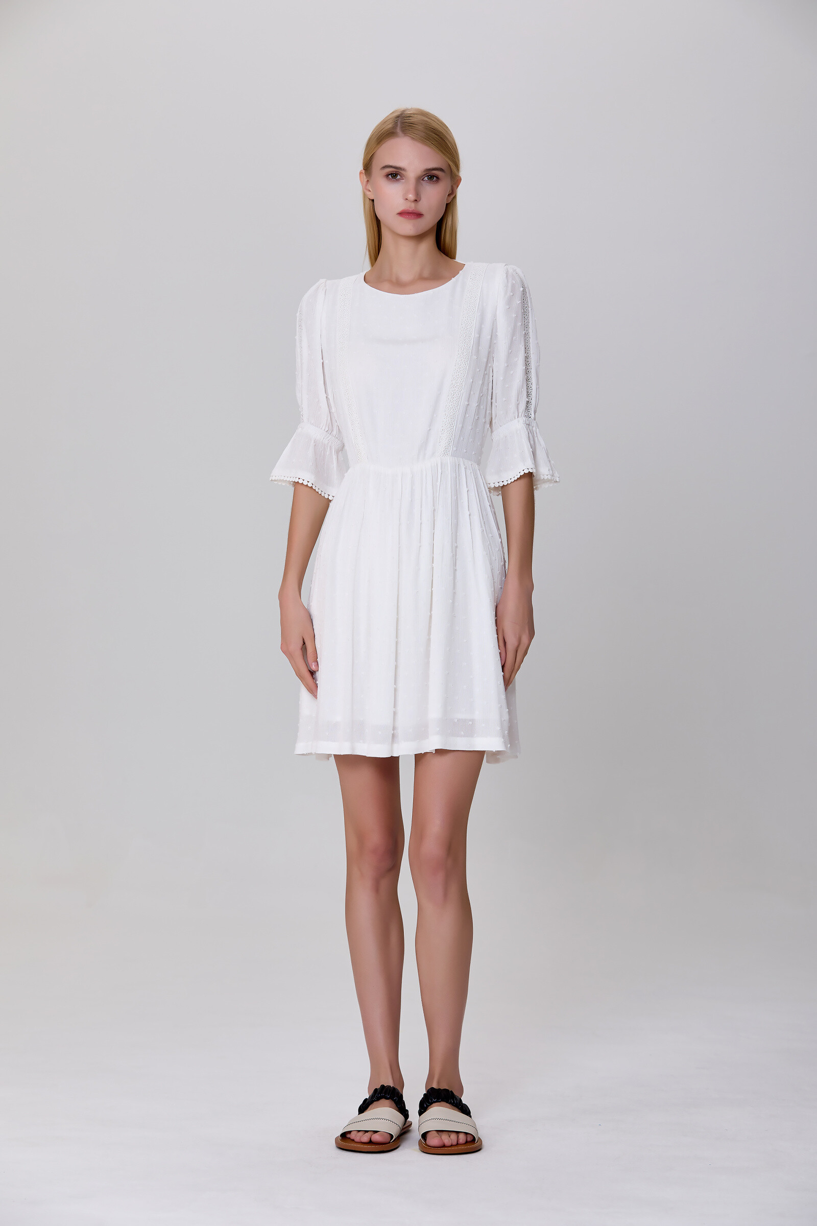 Grossiste Smart and Joy - Robe courte babydoll échancrée dos en mousseline plumetti
