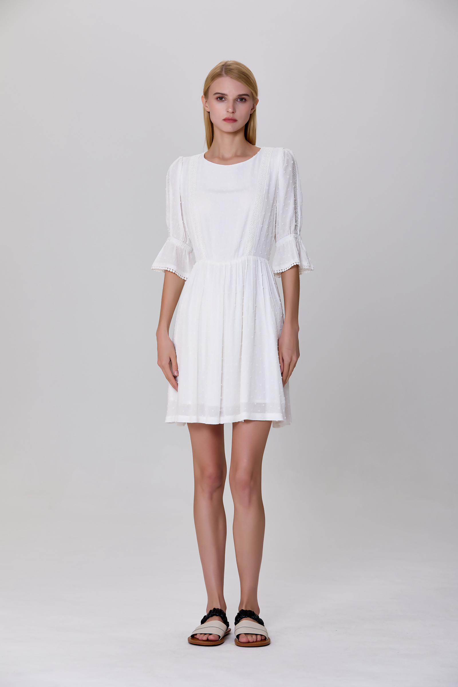 Grossiste Smart and Joy - Robe courte babydoll échancrée dos en mousseline plumetti