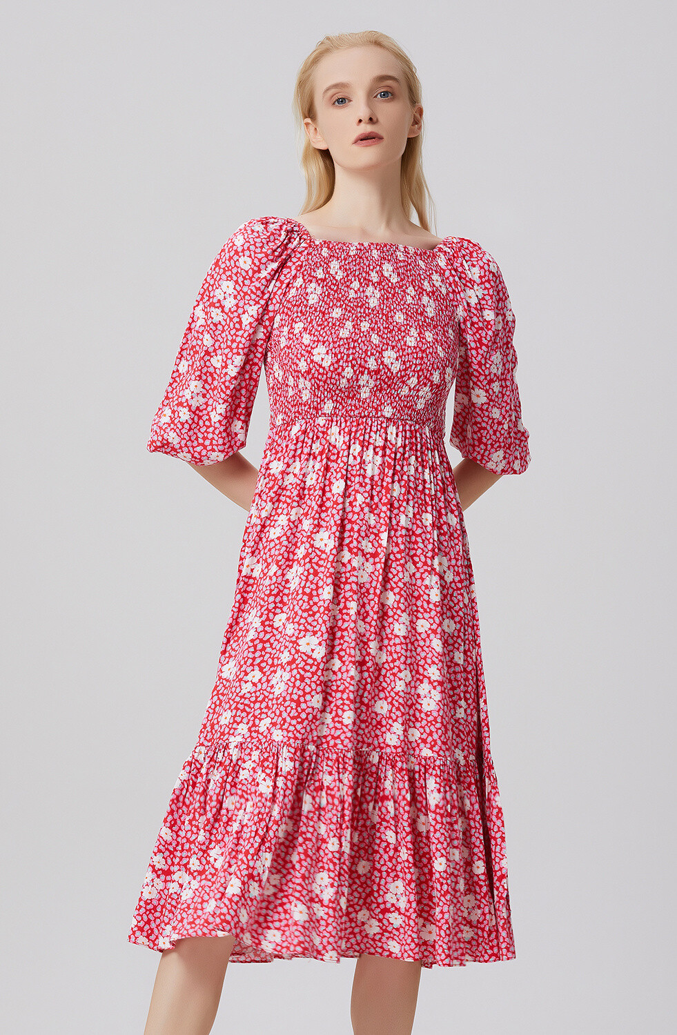 Grossiste Smart and Joy - Robe smockée évasée à col carré et imprimé floral