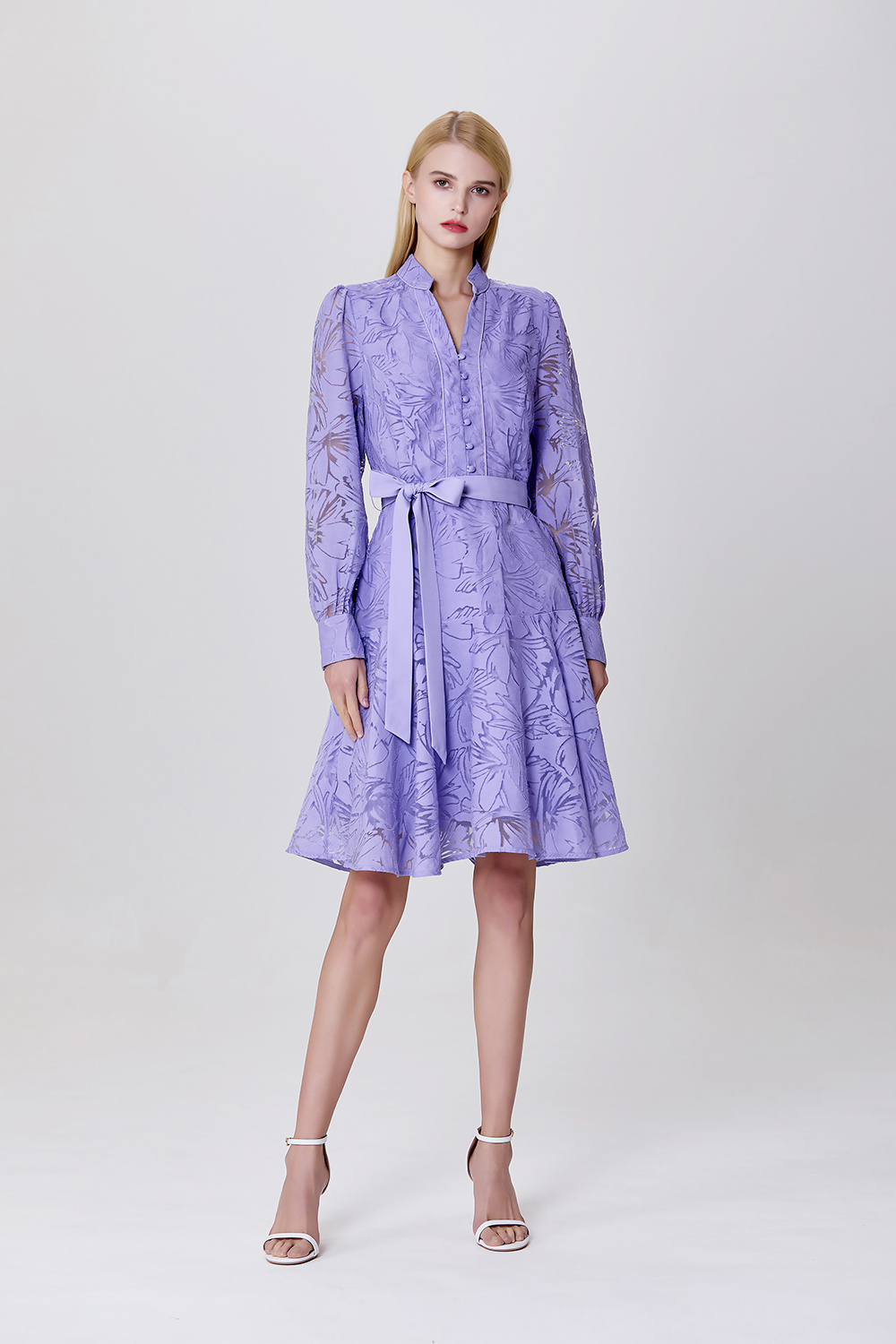 Grossista Smart and Joy - Abito corto in pizzo e organza con maniche lunghe
