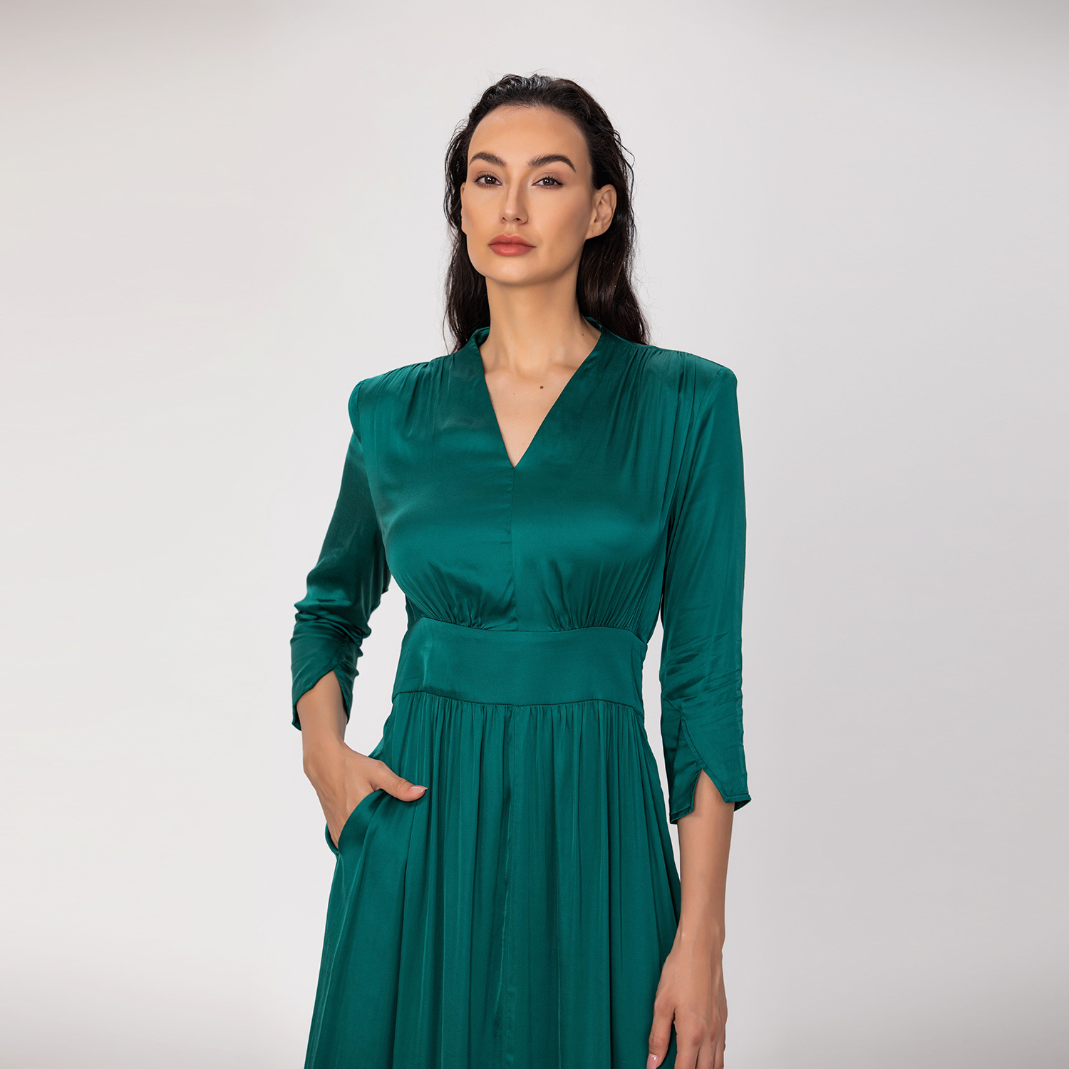 Grossista Smart and Joy - Elegante abito in raso con maniche 3/4.