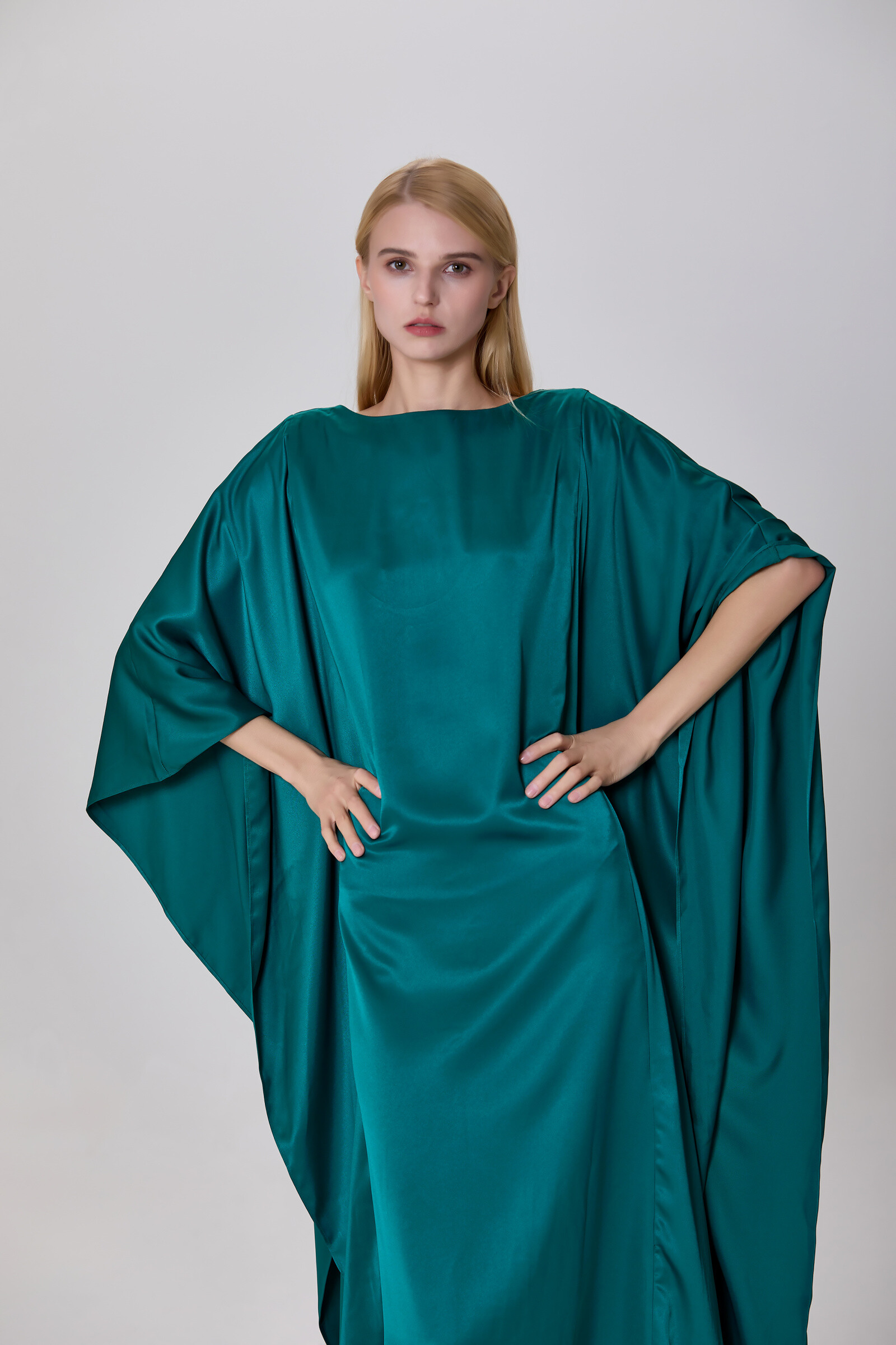 Grossiste Smart and Joy - Robe longue caftan en satin